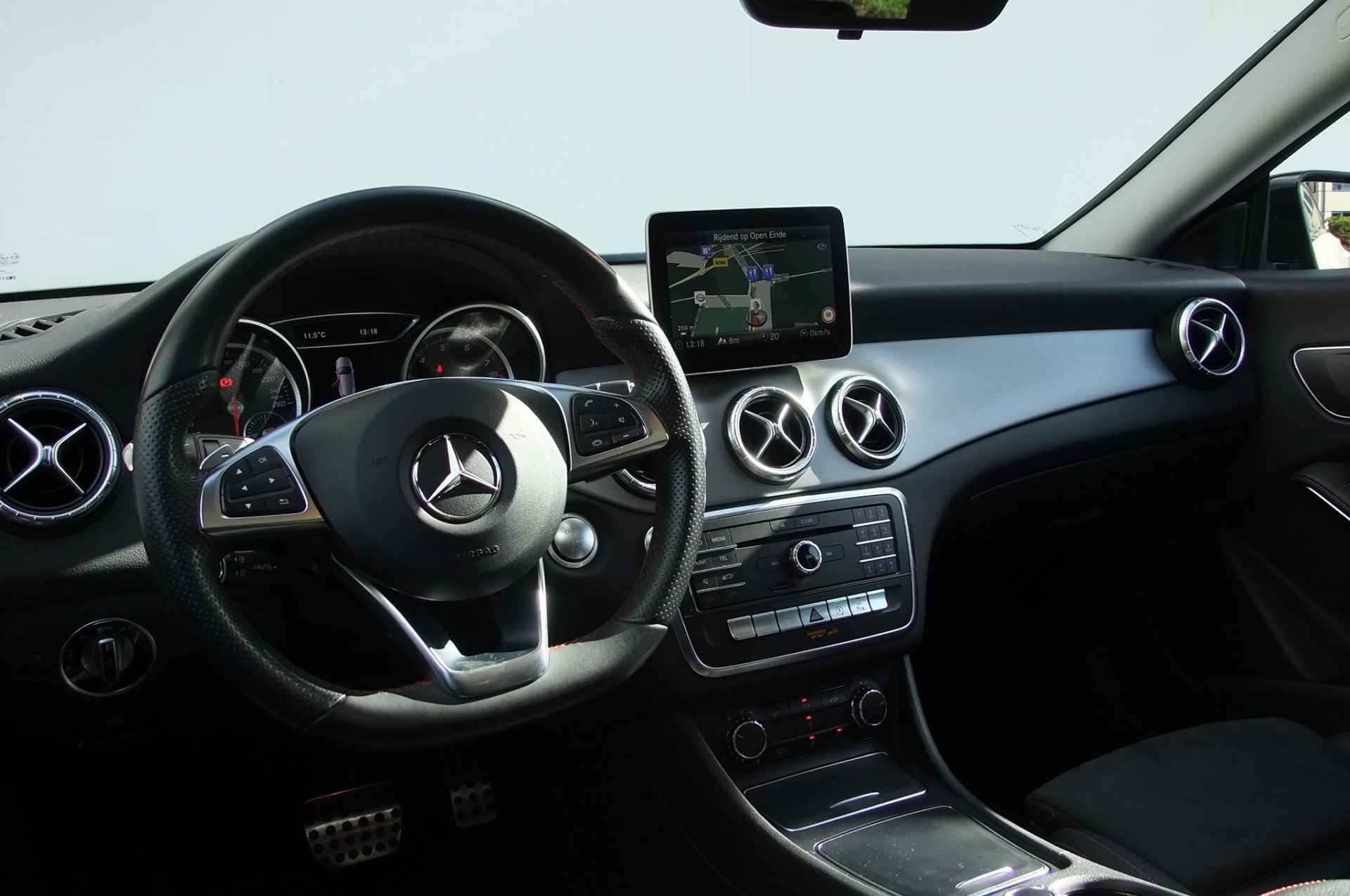 Mercedes-Benz CLA-Klasse Shooting Brake 180 Ambition/ AMG/ Memory/ Panoramadak/ Trekhaak af-fabriek/ Night-pakket/ LED/ Camera - 20/30