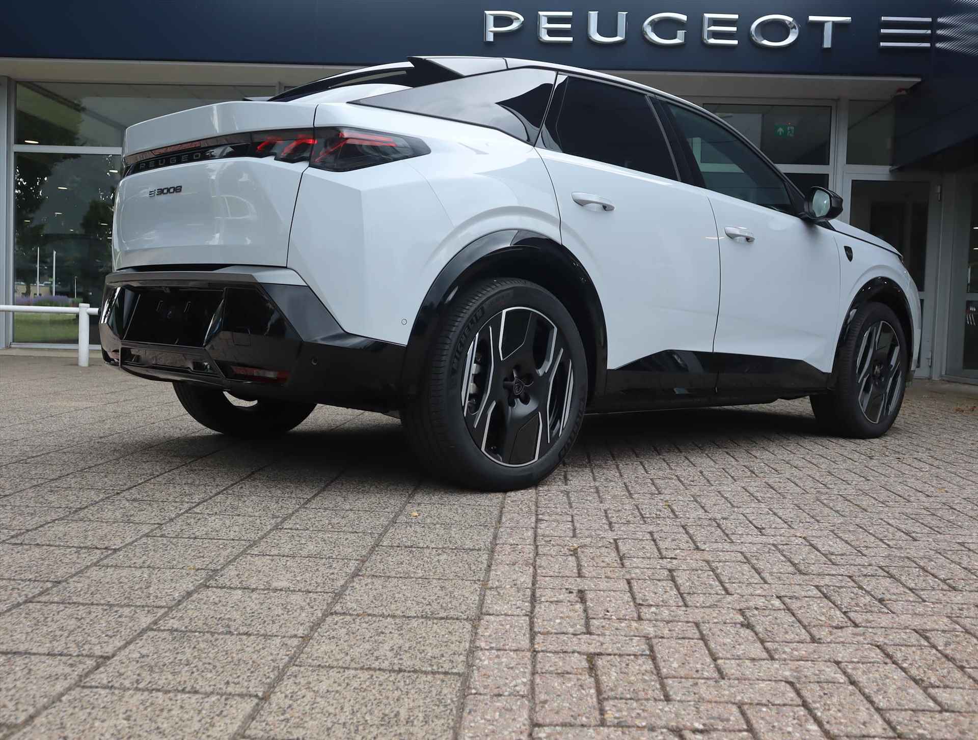 Peugeot 3008 EV GT 73 kWh 210pk, Rijklaarprijs, Leder Warmtepomp FOCAL HiFi 360 Vision & Drive Assist Pack - 4/77