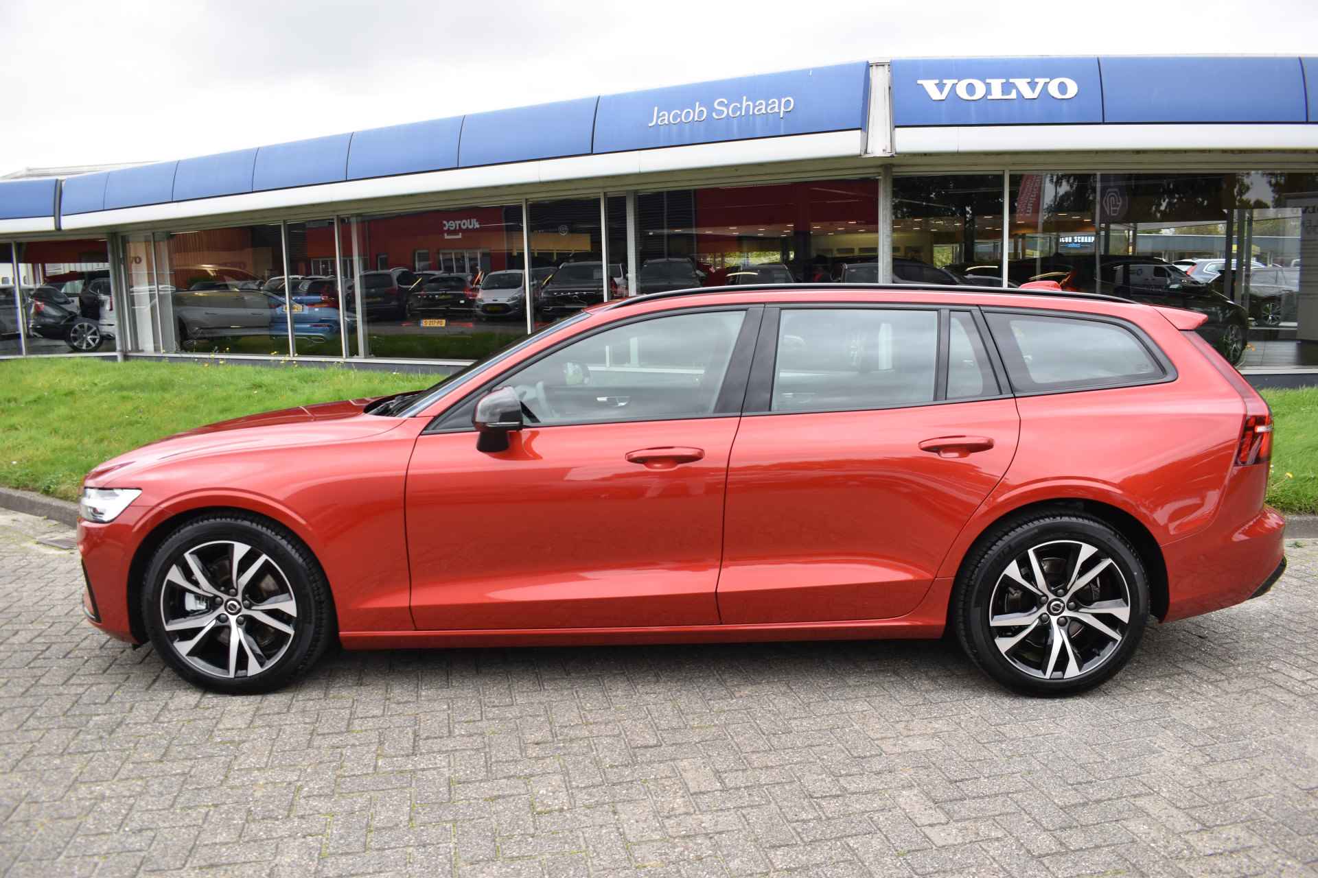 Volvo V60 B4 Mild Hybrid 211PK Automaat Plus Dark | Trekhaak | 360 Camera | ACC | H&K | Panoramadak | Google | Elektr. stoel | - 9/51