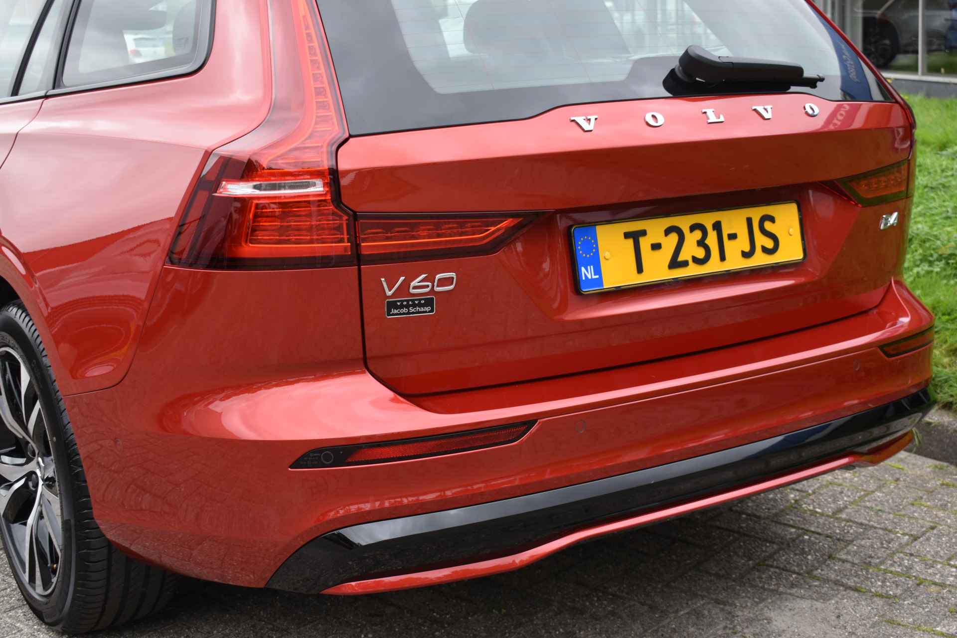 Volvo V60 B4 Mild Hybrid 211PK Automaat Plus Dark | Trekhaak | 360 Camera | ACC | H&K | Panoramadak | Google | Elektr. stoel | - 14/51