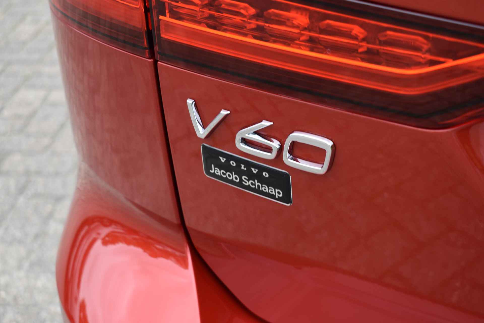 Volvo V60 B4 Mild Hybrid 211PK Automaat Plus Dark | Trekhaak | 360 Camera | ACC | H&K | Panoramadak | Google | Elektr. stoel | - 16/51