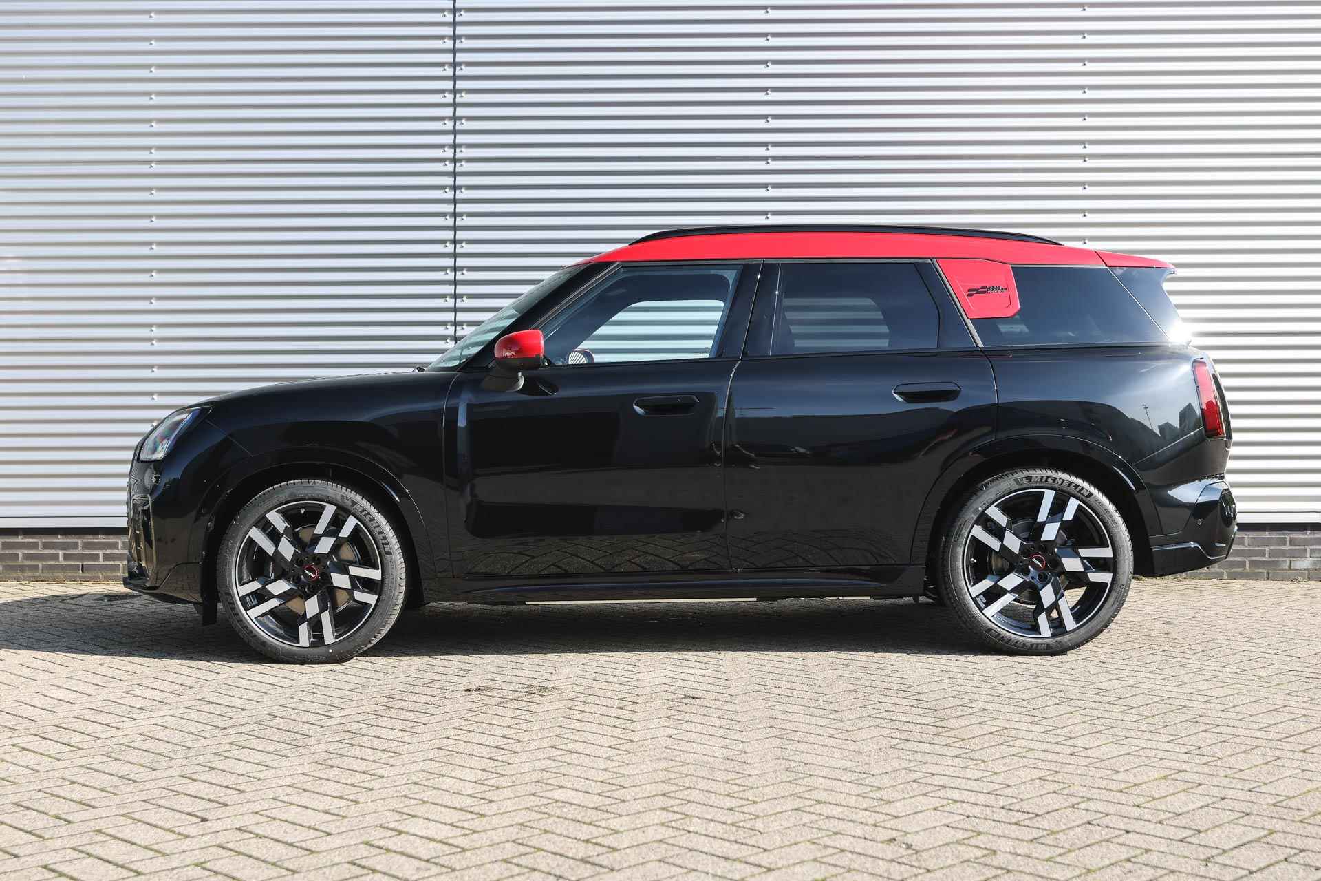 MINI Countryman E JCW 66.5 kWh / Panoramadak / JCW Sportstoelen / Parking Assistant Plus / LED / Head-Up / Comfort Access / Stoelverwarming - 4/38