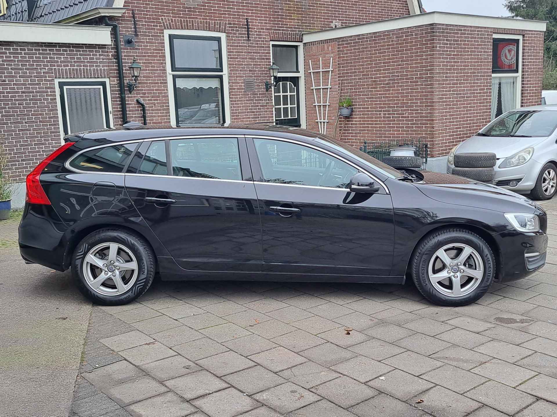 Volvo V60 2.0 T3 Nordic+/Xenon/Standkachel/Stoelverw./Navigatie - 2/22