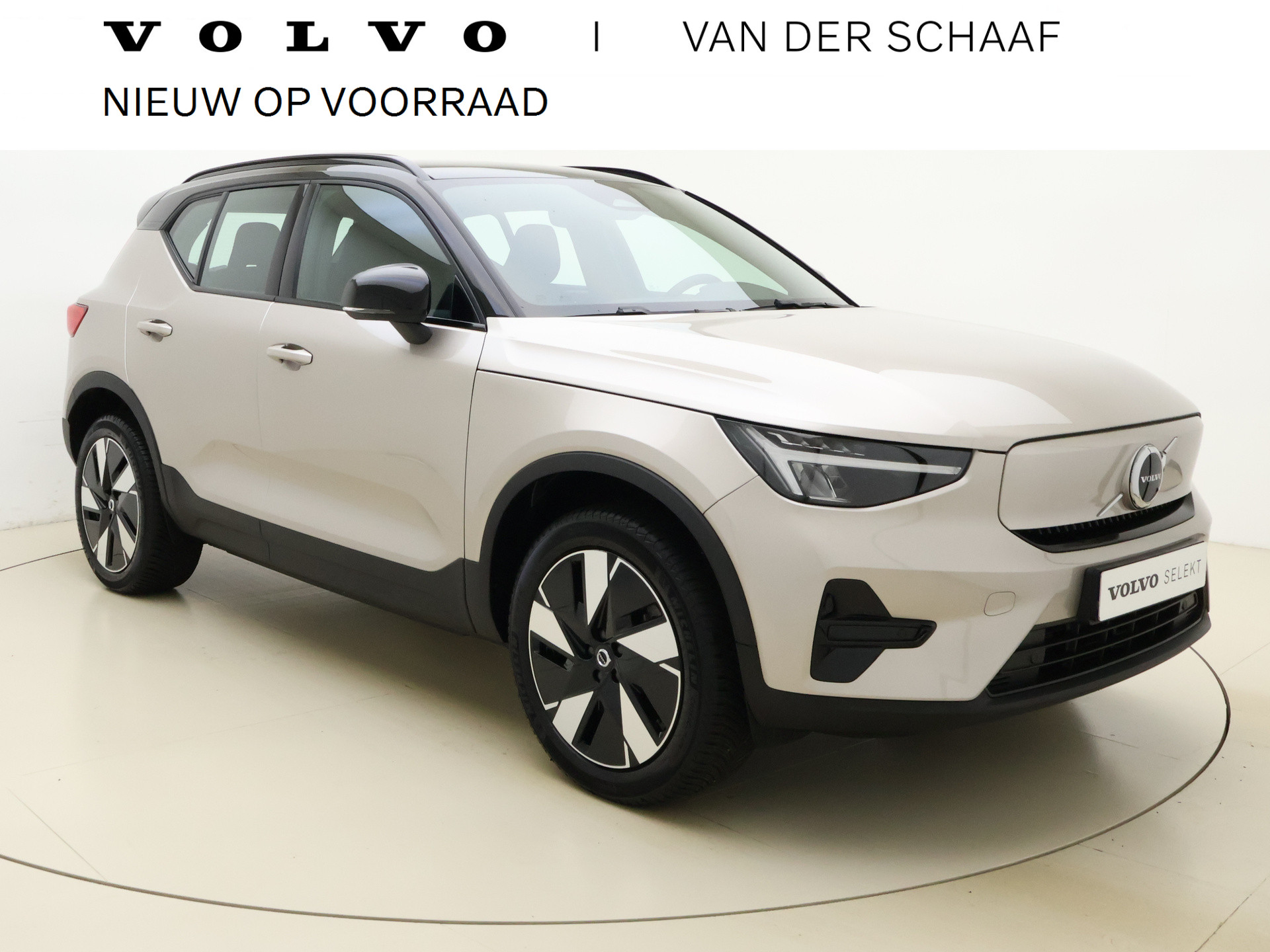 Volvo EX40 Extended Range Plus 82 kWh / 3 jaar gratis onderhoud / € 2.950,- Subsidie / Nieuw op voorraad / El. Trekhaak / Warmtepomp / Stoel + Stuurw. Verwarming /