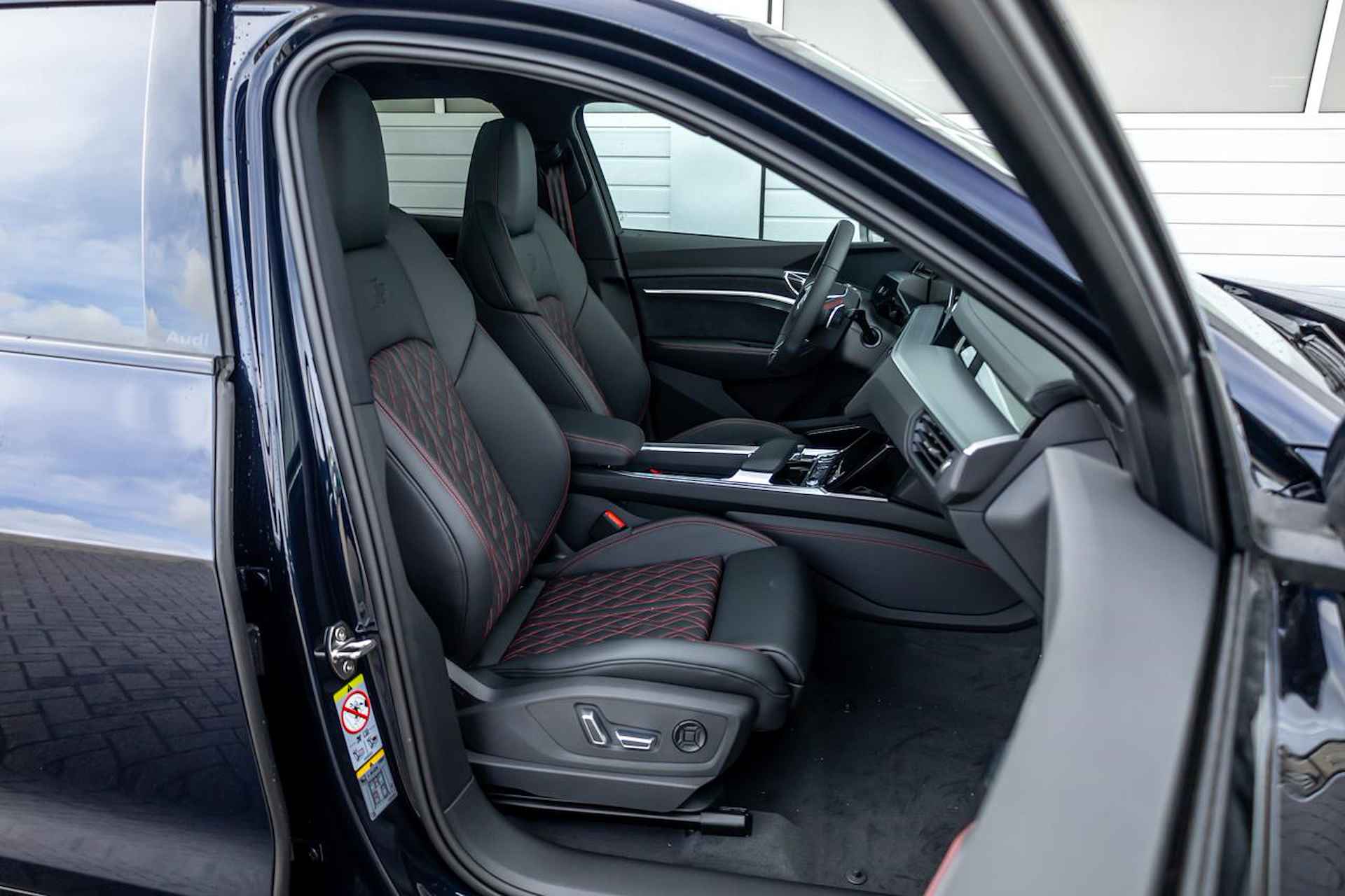 Audi Q8 e-tron 55 quattro 408pk S Edition Competition 115 kWh | Exclusive lak | Trekhaak - 28/55