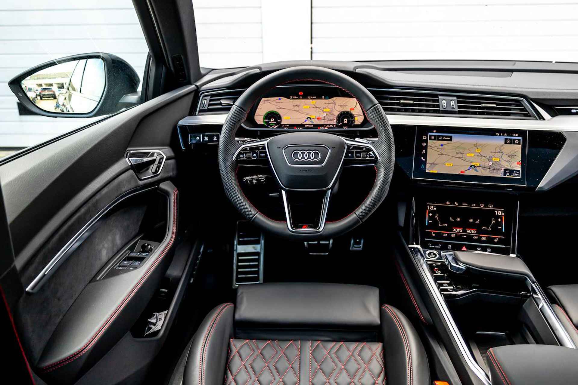 Audi Q8 e-tron 55 quattro 408pk S Edition Competition 115 kWh | Exclusive lak | Trekhaak - 54/55