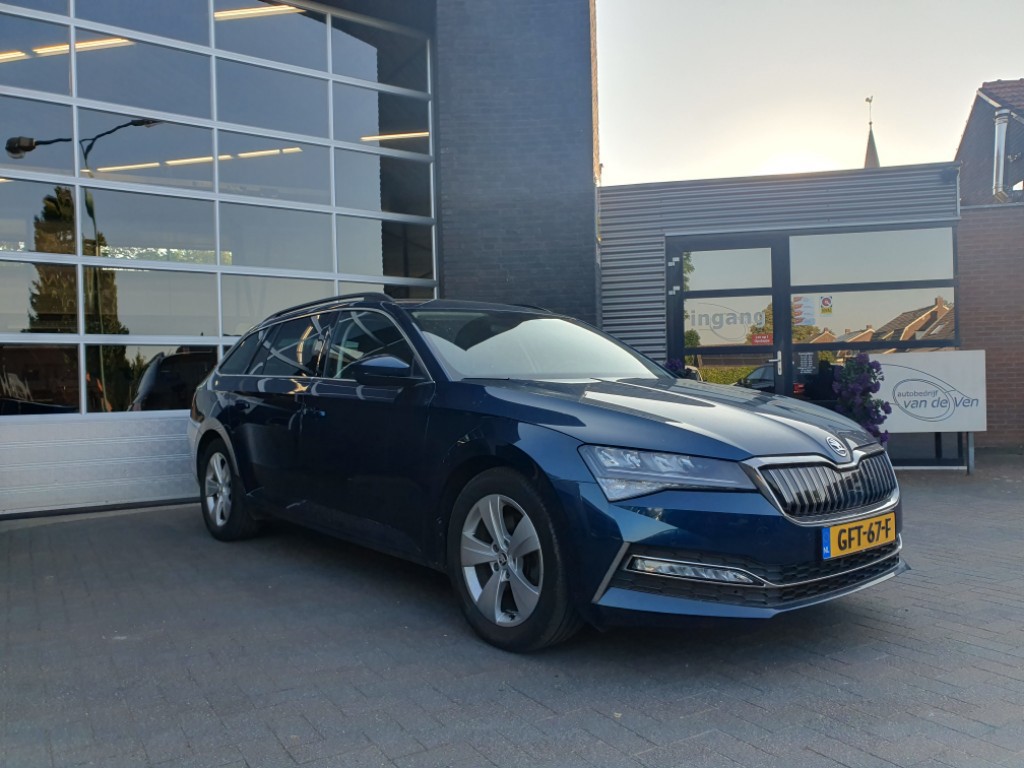 Skoda Superb Combi 1.4 TSI iV PHEV Business Edition, app connect, zwenkbare trekhaak, pdc, navi, LED.