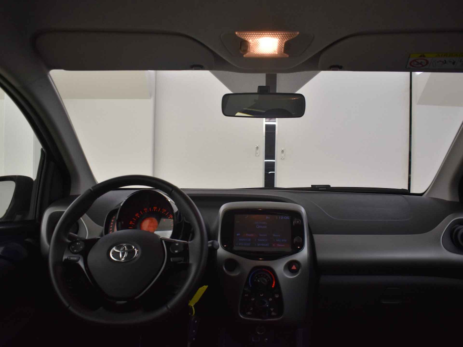 Toyota Aygo 1.0 VVT-i x-play | Navigatie - 9/27