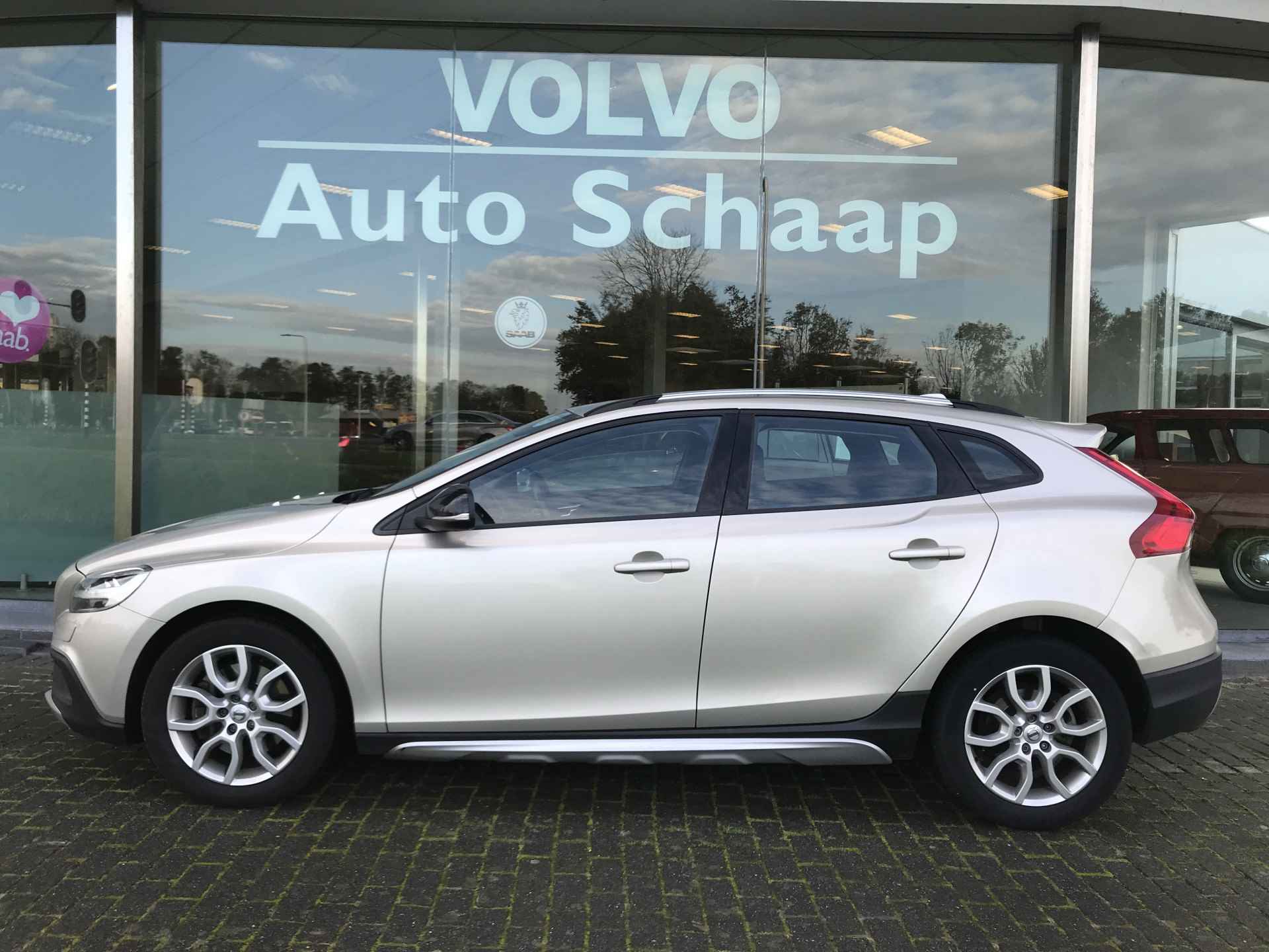 Volvo V40 Cross Country 2.0 D3 Nordic+ Automaat | Rijklaar incl garantie | Standkachel Trekhaak Verwarmbaar voorruit - 2/12