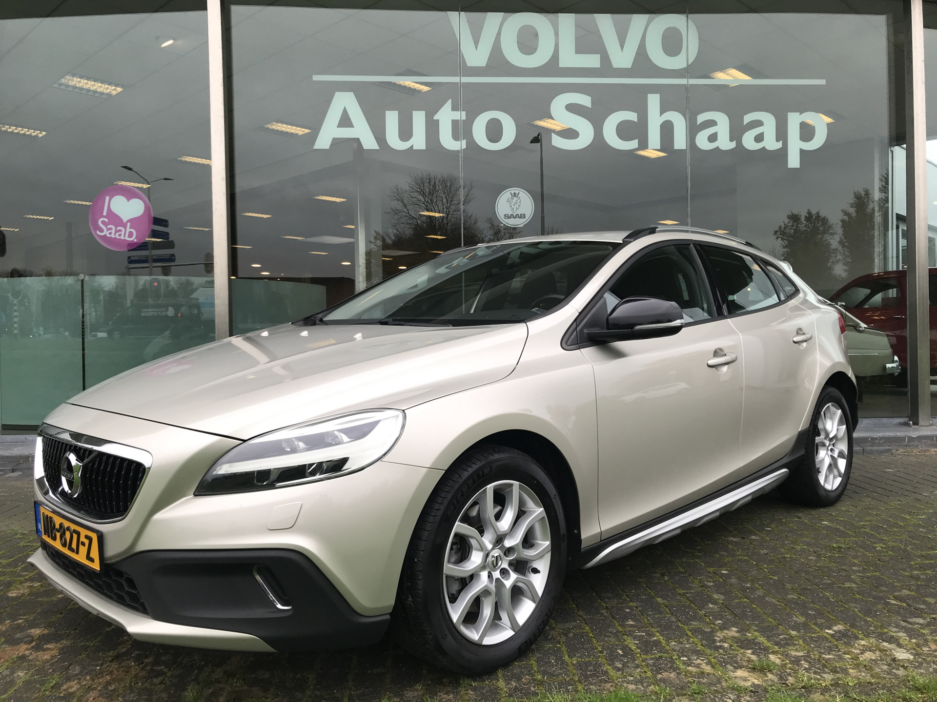 Volvo V40 Cross Country 2.0 D3 Nordic+ Automaat | Rijklaar incl garantie | Standkachel Trekhaak Verwarmbaar voorruit