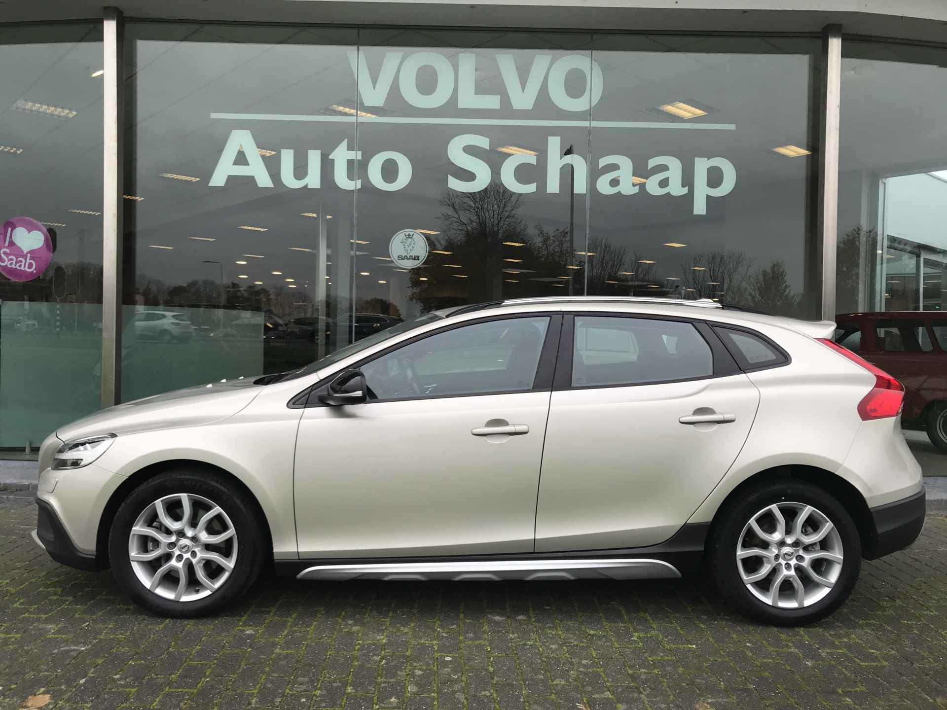 Volvo V40 Cross Country 2.0 D3 Nordic+ Automaat | Rijklaar incl garantie | Standkachel Trekhaak Verwarmbaar voorruit - 2/36