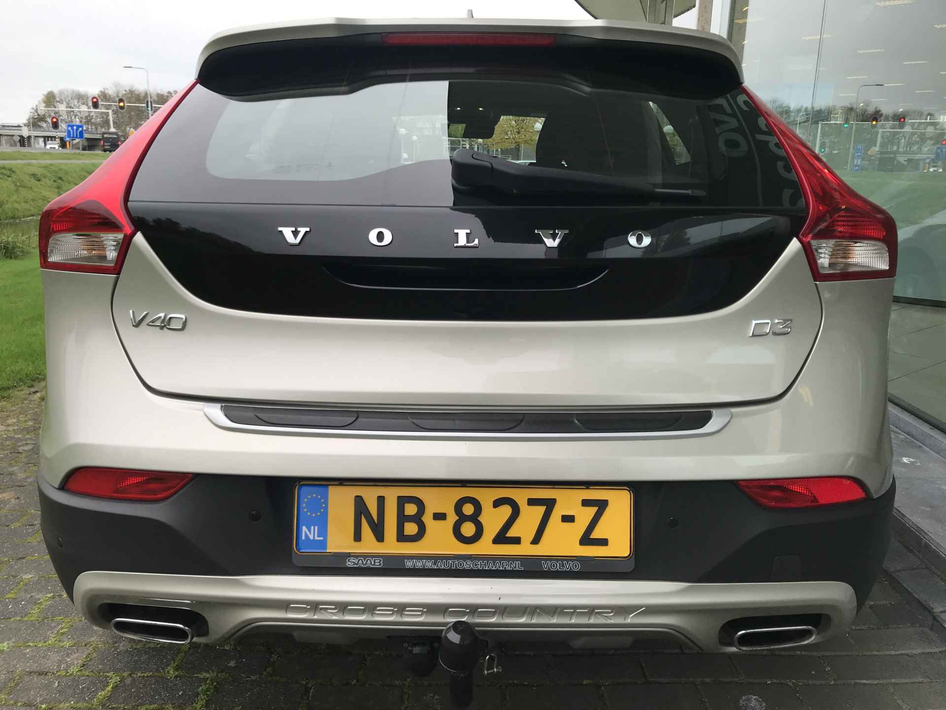 Volvo V40 Cross Country 2.0 D3 Nordic+ Automaat | Rijklaar incl garantie | Standkachel Trekhaak Verwarmbaar voorruit - 4/36