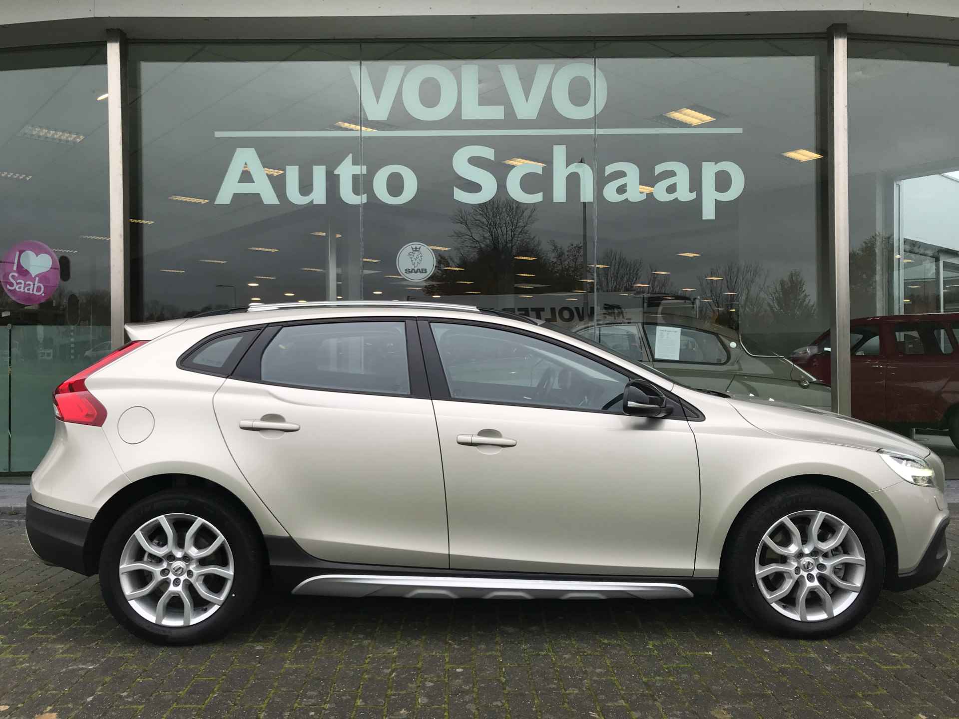 Volvo V40 Cross Country 2.0 D3 Nordic+ Automaat | Rijklaar incl garantie | Standkachel Trekhaak Verwarmbaar voorruit - 6/36