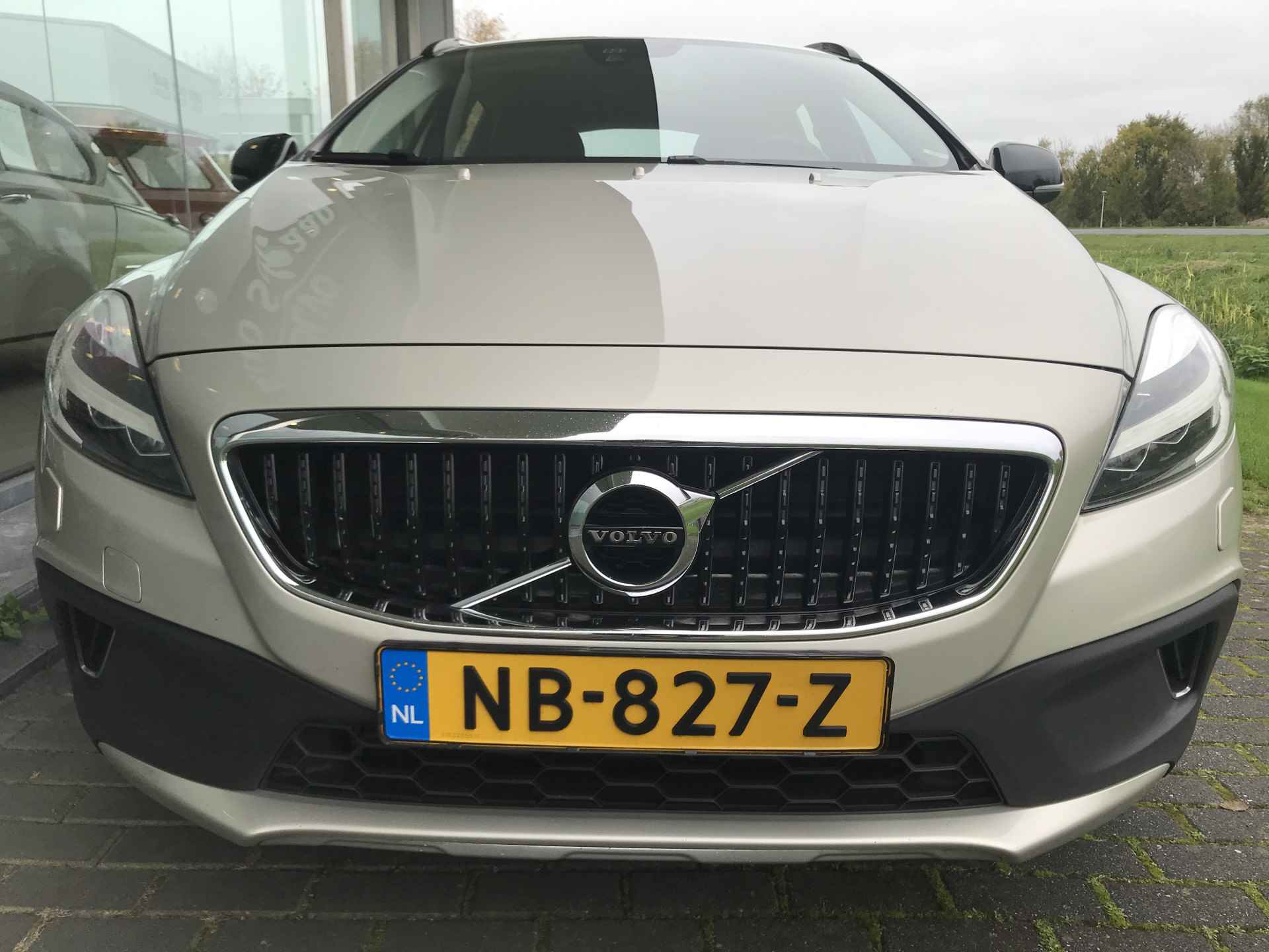 Volvo V40 Cross Country 2.0 D3 Nordic+ Automaat | Rijklaar incl garantie | Standkachel Trekhaak Verwarmbaar voorruit - 8/36