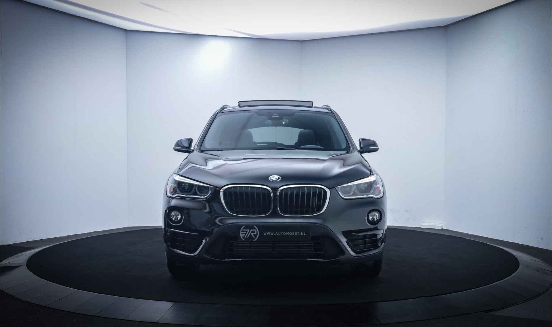 BMW X1 20iA X.Dr SPORT-LINE VOL! PANO/HARMANKARDON/LEER/SPORTST./MEMORY/KEYLESS/STOEL+STUURVERW. - 2/33