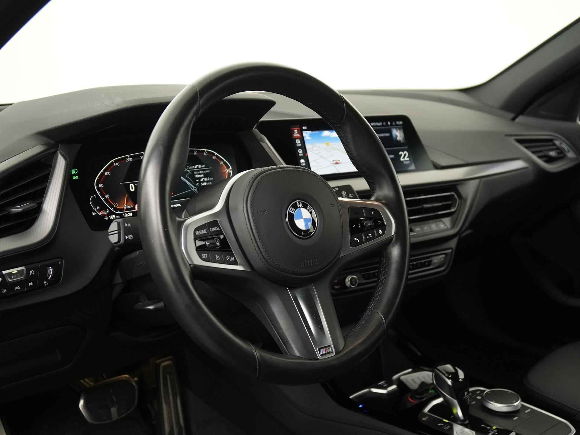 BMW 1-serie 118i M Sport | LED | Live cockpit pro | Carplay | Winter pakket |  Zondag Open! - 33/42