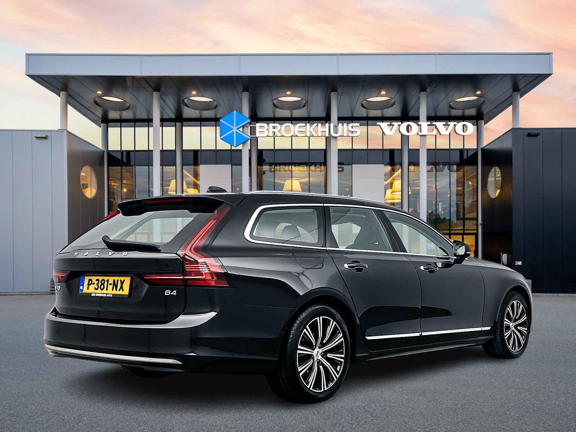 Volvo V90 B4 Inscription | Panoramadak | Head up | 360 Camera | Harman Kardon | Elektrische stoelen | Full LED | Trekhaak - 4/34