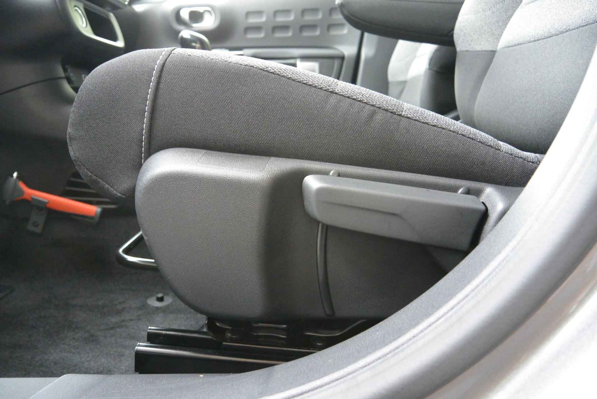 Citroën C3 PureTech 83pk Feel Edition │ Connect Nav DAB+ │ Keyless Entry & Start │ Achteruitrijcamera - 28/60