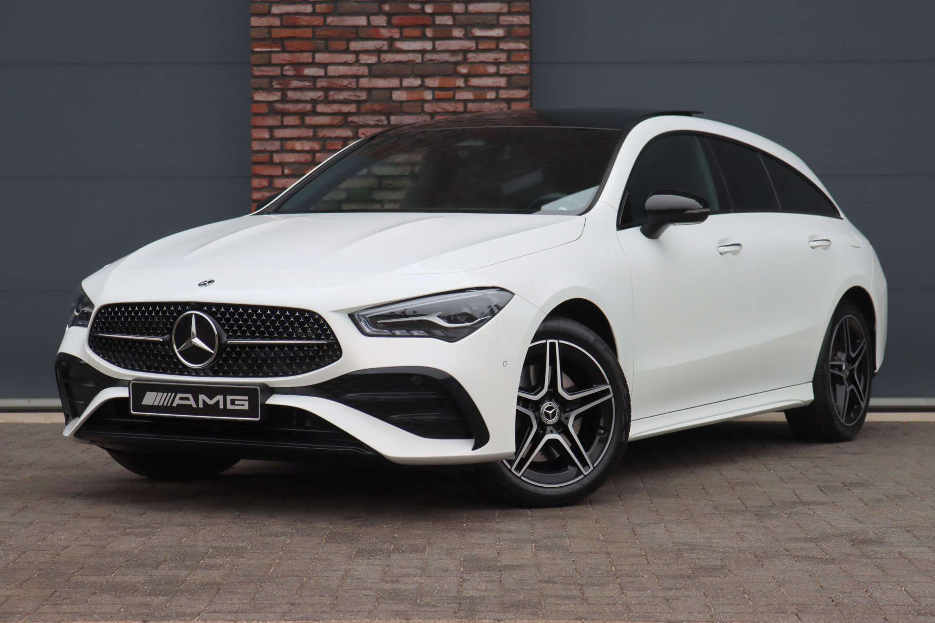 Mercedes-Benz CLA-Klasse Shooting Brake 250 e AMG Line Aut8 | Panoramadak | Distronic | Verwarmd Stuurwiel | Keyless Go | Advanced Sound System | Dodehoekassistent | Camera | Augmented Reality |