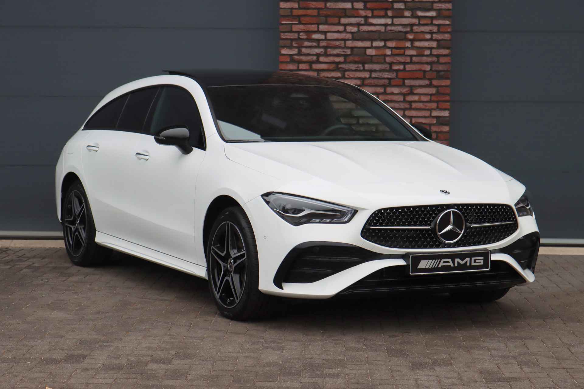 Mercedes-Benz CLA-Klasse Shooting Brake 250 e AMG Line Aut8 | Panoramadak | Distronic | Verwarmd Stuurwiel | Keyless Go | Advanced Sound System | Dodehoekassistent | Camera | Augmented Reality | - 4/40