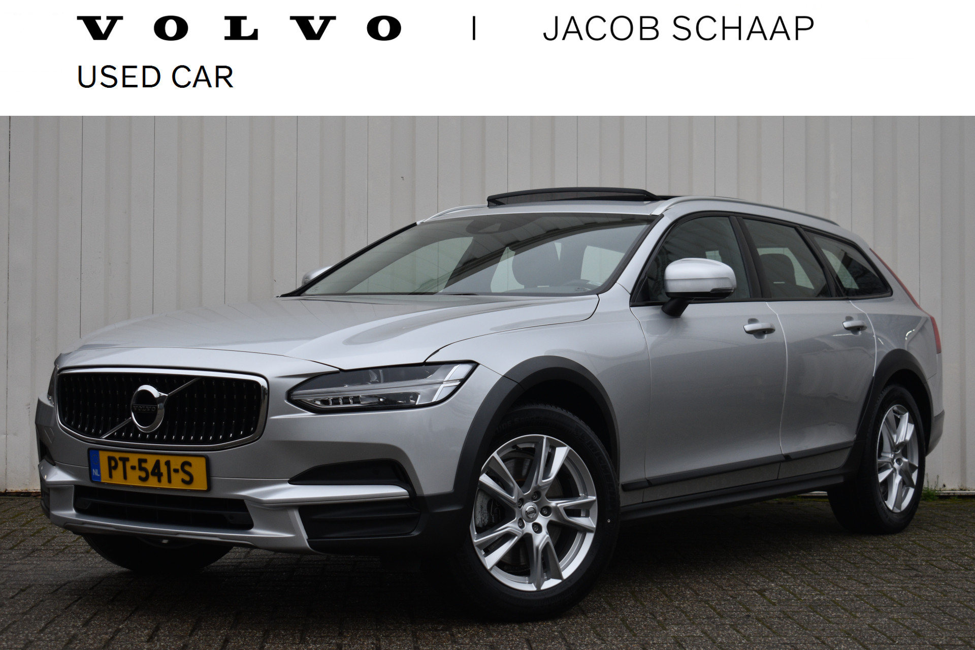 Volvo V90 Cross Country D4 190pk Momentum | Panodak | BLIS | El. Trekhaak | AppleCarplay | Navi bij viaBOVAG.nl
