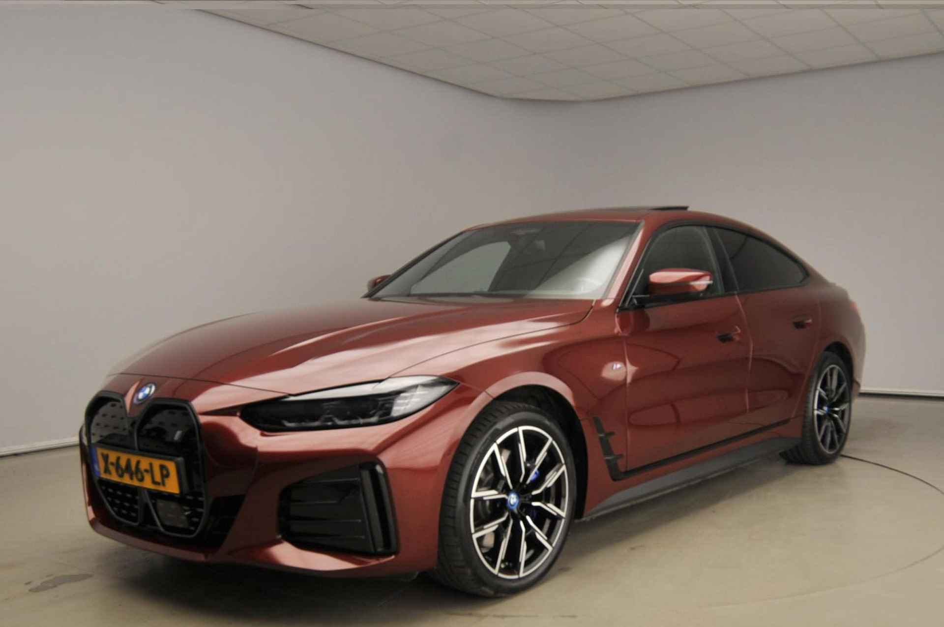 BMW i4 Gran Coupe eDrive35 | M-Sportpakket | LED | Leder | HUD | Schuifdak | Trekhaak | Stoelverwarming | DAB | Harman-kardon sound | Alu 19 inch - 53/53