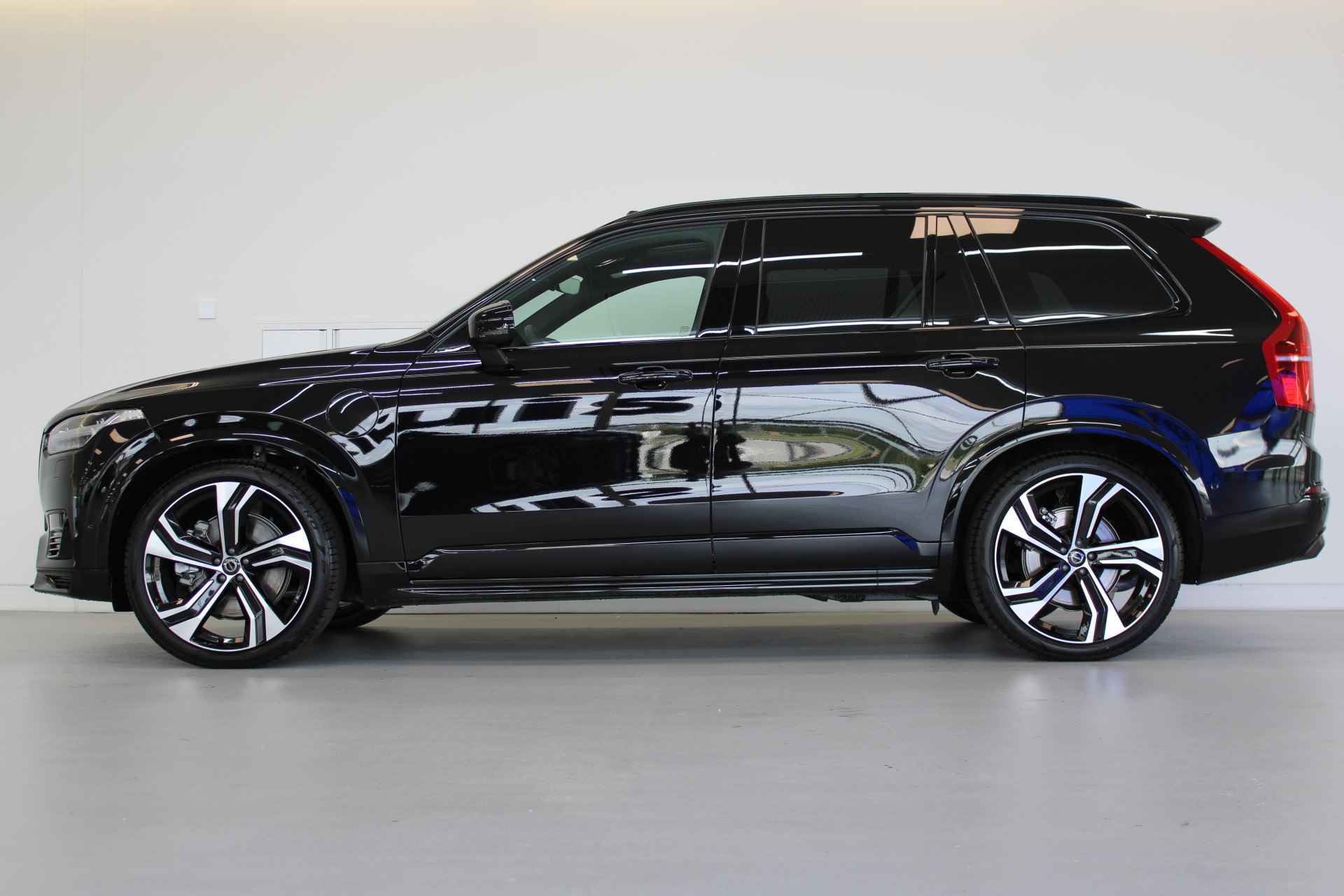 Volvo XC90 T8 455PK AWD Ultimate Dark | Full Options! | B&W Audio | Luchtvering | Trekhaak | Dubbel Glas - 2/84