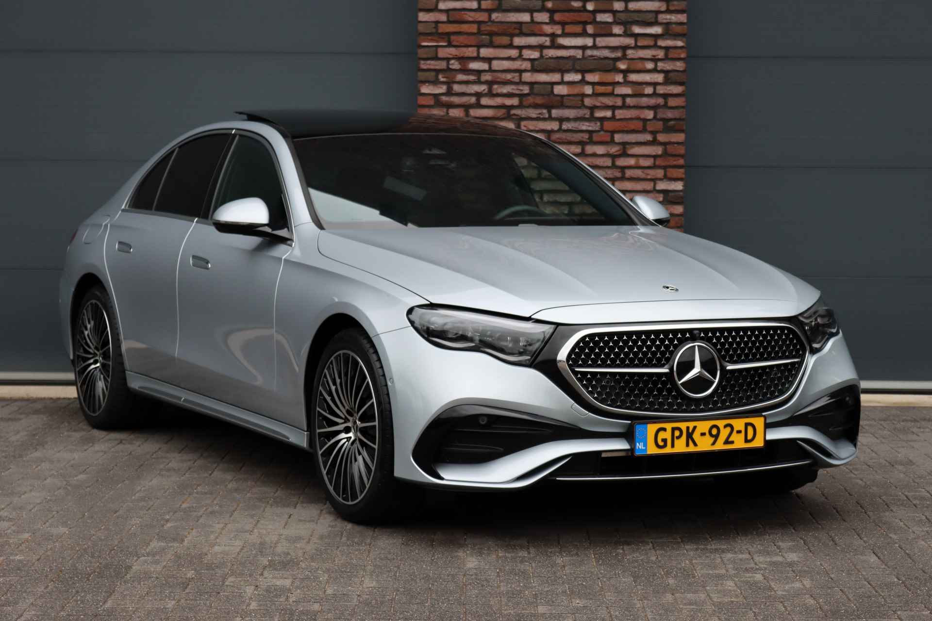 Mercedes-Benz E-Klasse 300 e AMG Line Aut9 | Widescreen | Distronic Pro | Trekhaak | Digital Light | Panoramadak | Keyless Go | Surround Camera | Augmented Reality | Dodehoekassistent | - 4/45