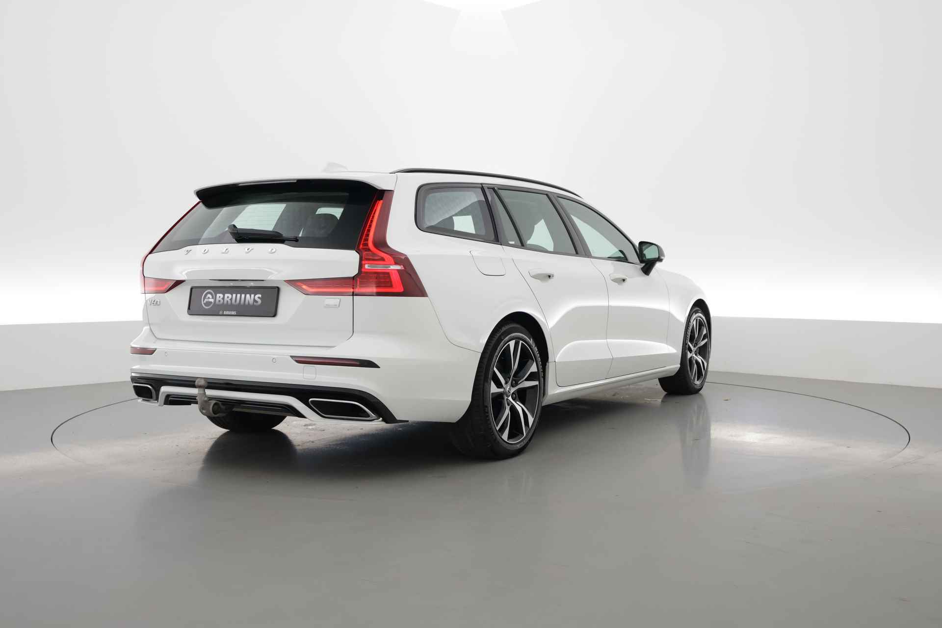 Volvo V60 2.0 T6 Recharge AWD R-Design Expression | Stoel- Stoelverwarming | Trekhaak | Apple Carplay | - 2/29