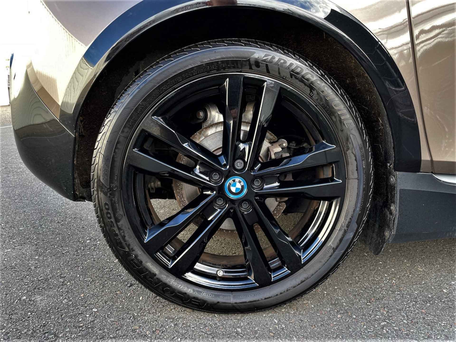 BMW i3 Executive 120Ah/ 42 kWh LED/Loft//3-Fase/ 20"Jetblack/Camera - 11/38