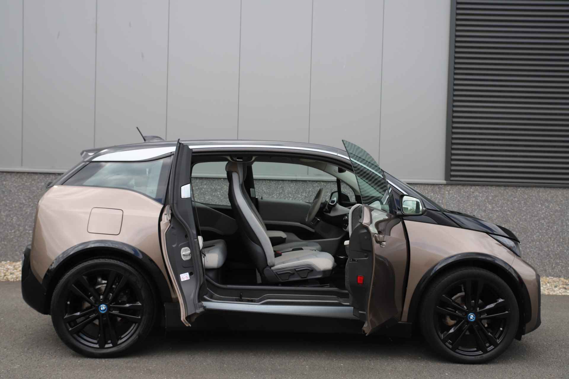 BMW i3 Executive 120Ah/ 42 kWh LED/Loft//3-Fase/ 20"Jetblack/Camera - 15/38