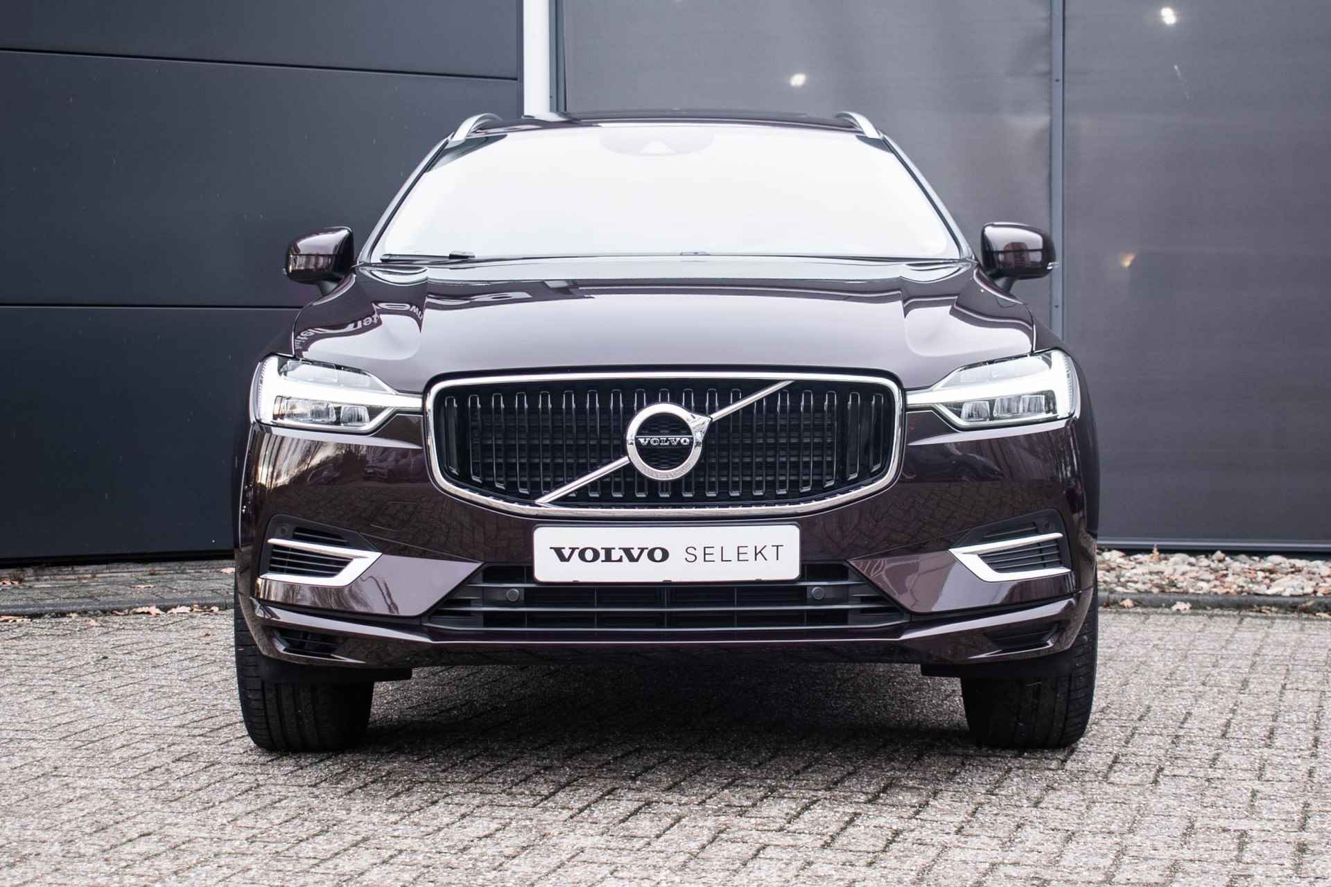 Volvo XC60 T8 Twin Engine AWD Momentum Pro | Panoramadak | Verwarmbare voorstoelen | Elek. wegklapbare trekhaak | Volvo On Call | Parkeersensoren voor- en achter | Parkeercamera - 7/35