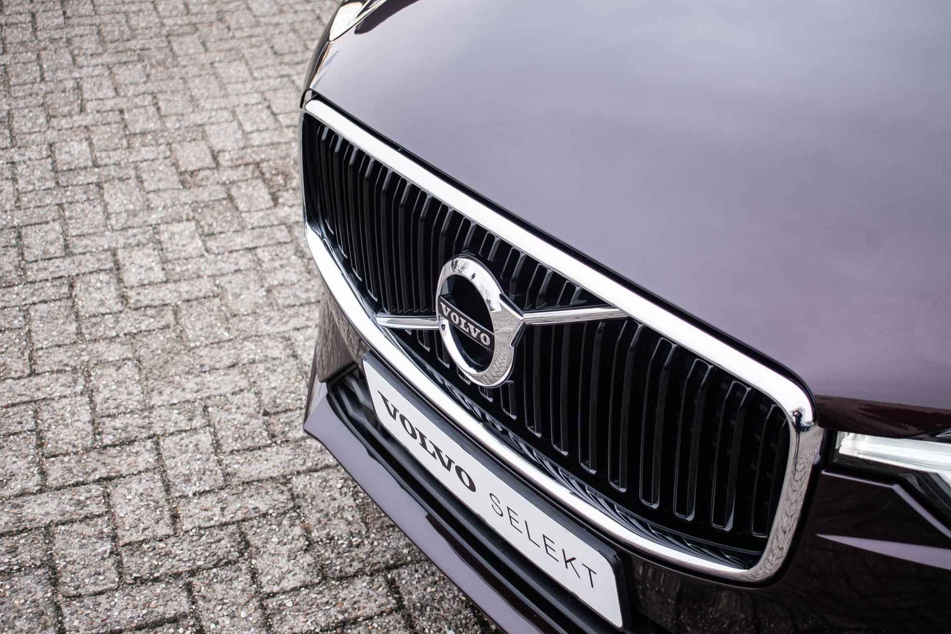 Volvo XC60 T8 Twin Engine AWD Momentum Pro | Panoramadak | Verwarmbare voorstoelen | Elek. wegklapbare trekhaak | Volvo On Call | Parkeersensoren voor- en achter | Parkeercamera - 11/35