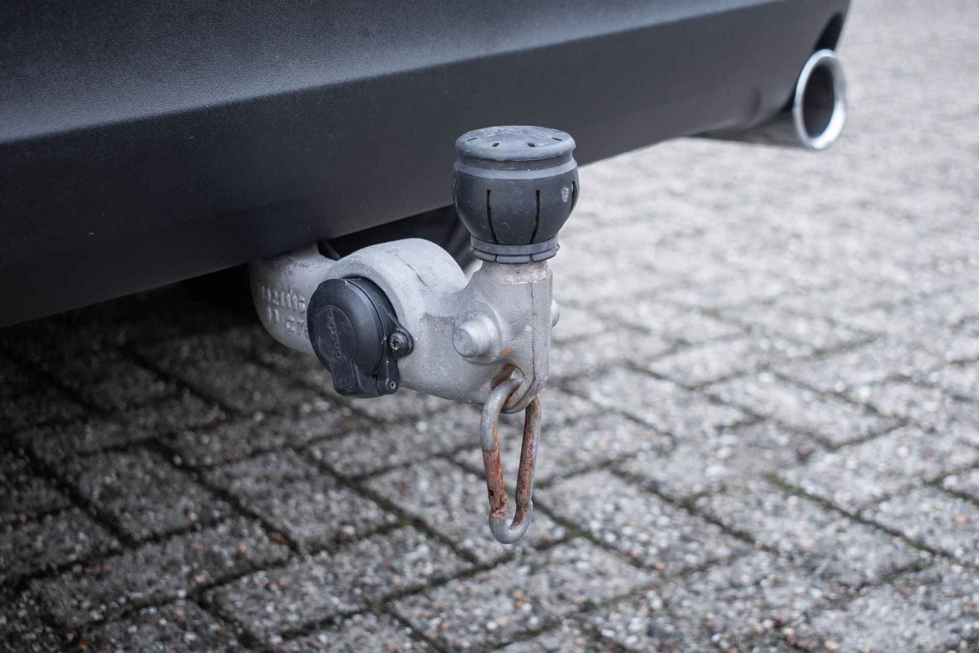 Volvo XC60 T8 Twin Engine AWD Momentum Pro | Panoramadak | Verwarmbare voorstoelen | Elek. wegklapbare trekhaak | Volvo On Call | Parkeersensoren voor- en achter | Parkeercamera - 12/35