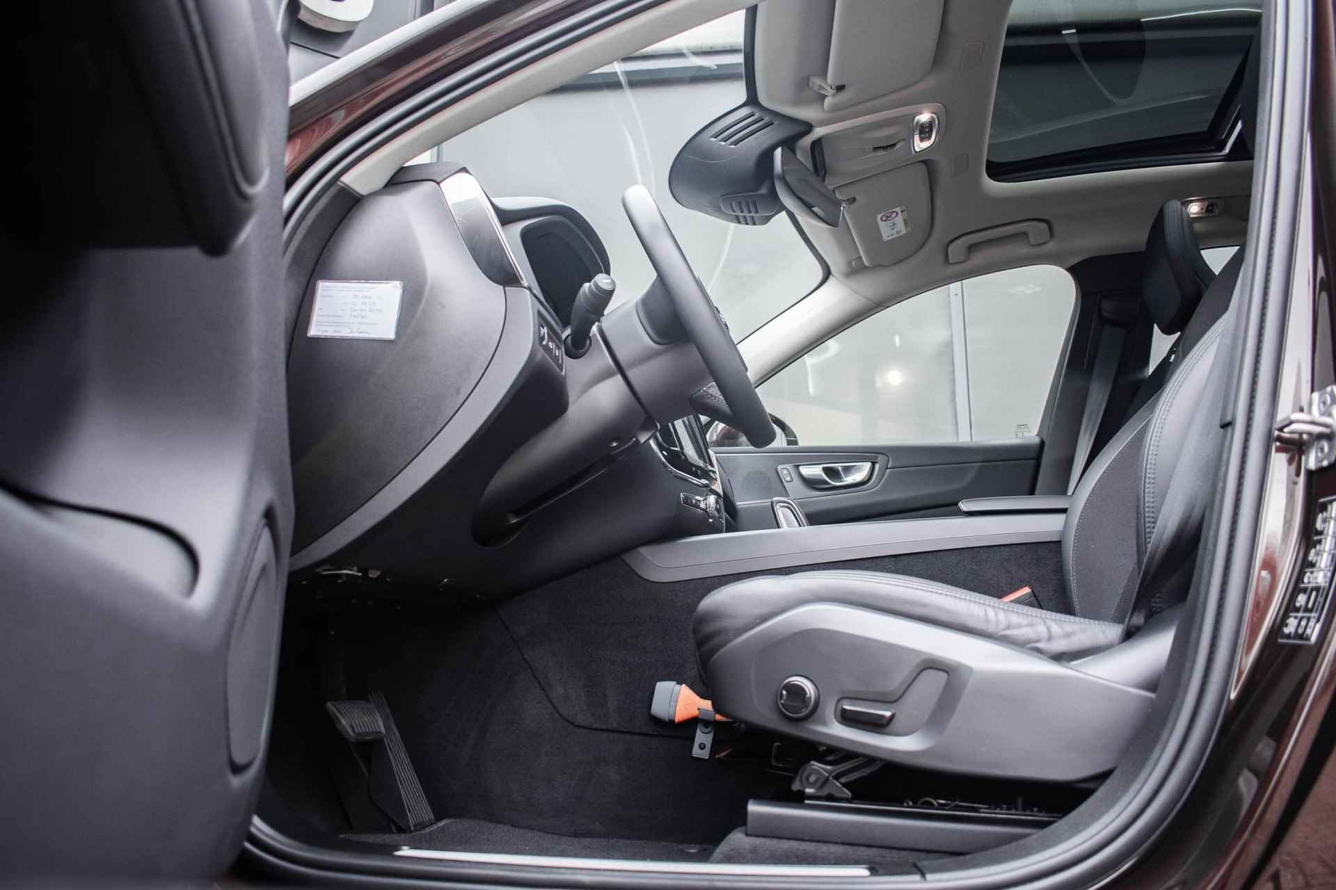 Volvo XC60 T8 Twin Engine AWD Momentum Pro | Panoramadak | Verwarmbare voorstoelen | Elek. wegklapbare trekhaak | Volvo On Call | Parkeersensoren voor- en achter | Parkeercamera - 13/35