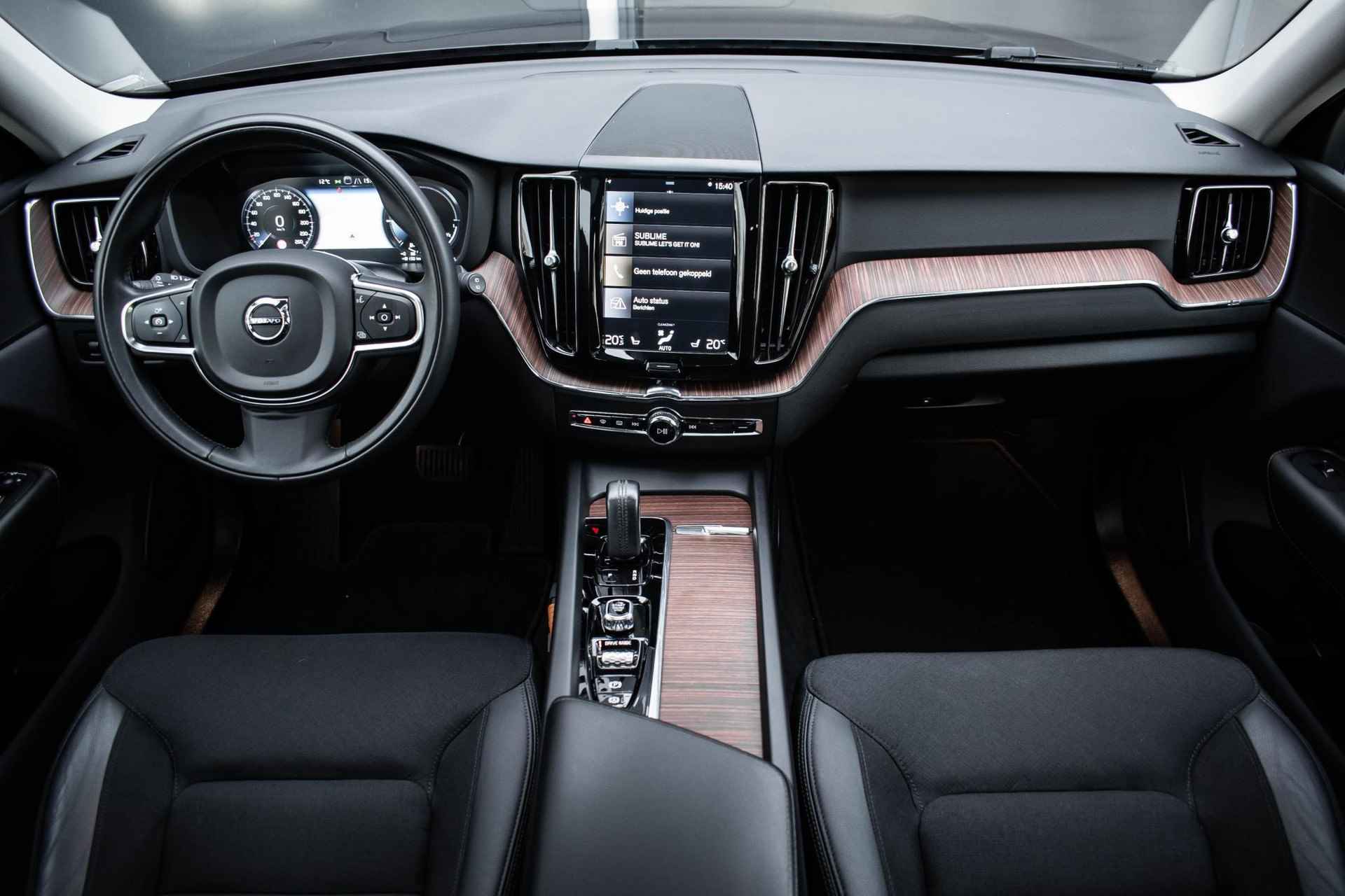 Volvo XC60 T8 Twin Engine AWD Momentum Pro | Panoramadak | Verwarmbare voorstoelen | Elek. wegklapbare trekhaak | Volvo On Call | Parkeersensoren voor- en achter | Parkeercamera - 16/35