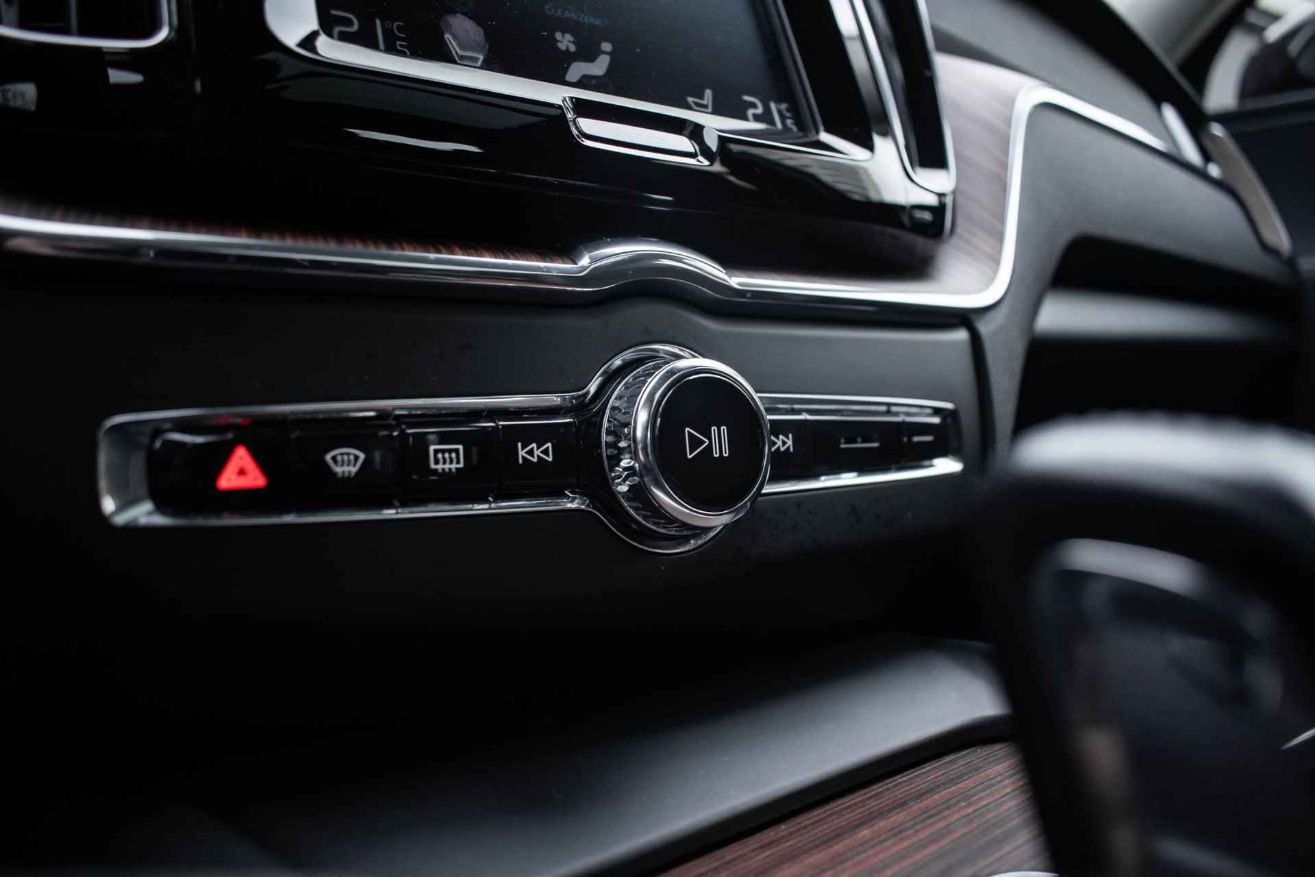 Volvo XC60 T8 Twin Engine AWD Momentum Pro | Panoramadak | Verwarmbare voorstoelen | Elek. wegklapbare trekhaak | Volvo On Call | Parkeersensoren voor- en achter | Parkeercamera - 26/35