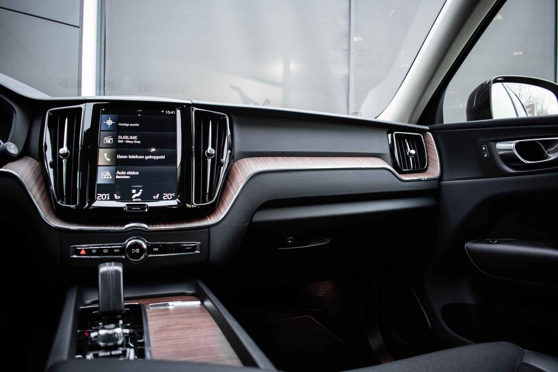 Volvo XC60 T8 Twin Engine AWD Momentum Pro | Panoramadak | Verwarmbare voorstoelen | Elek. wegklapbare trekhaak | Volvo On Call | Parkeersensoren voor- en achter | Parkeercamera - 28/35