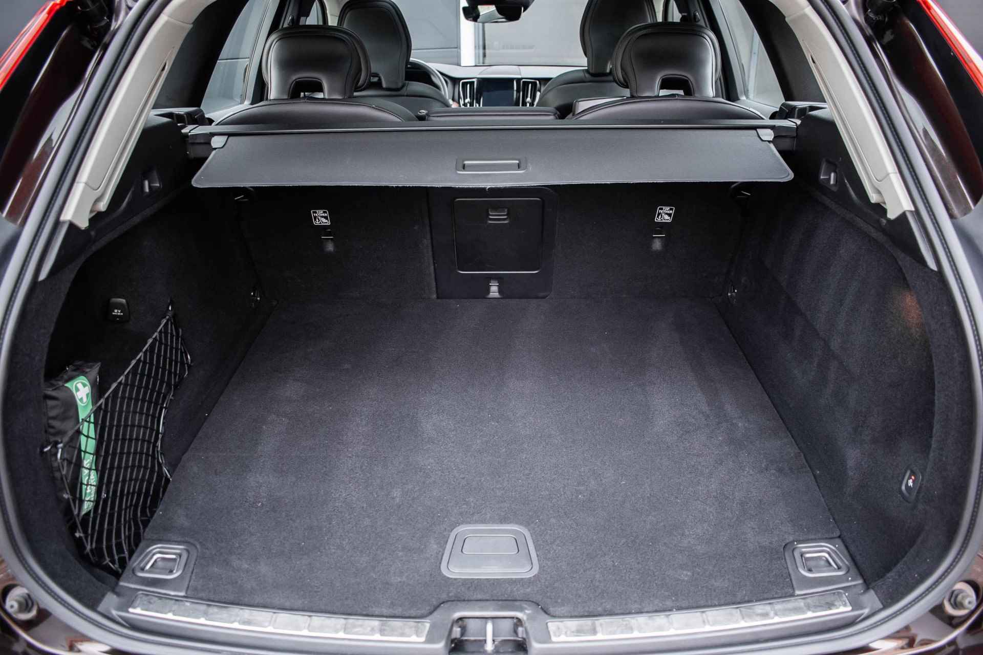 Volvo XC60 T8 Twin Engine AWD Momentum Pro | Panoramadak | Verwarmbare voorstoelen | Elek. wegklapbare trekhaak | Volvo On Call | Parkeersensoren voor- en achter | Parkeercamera - 30/35
