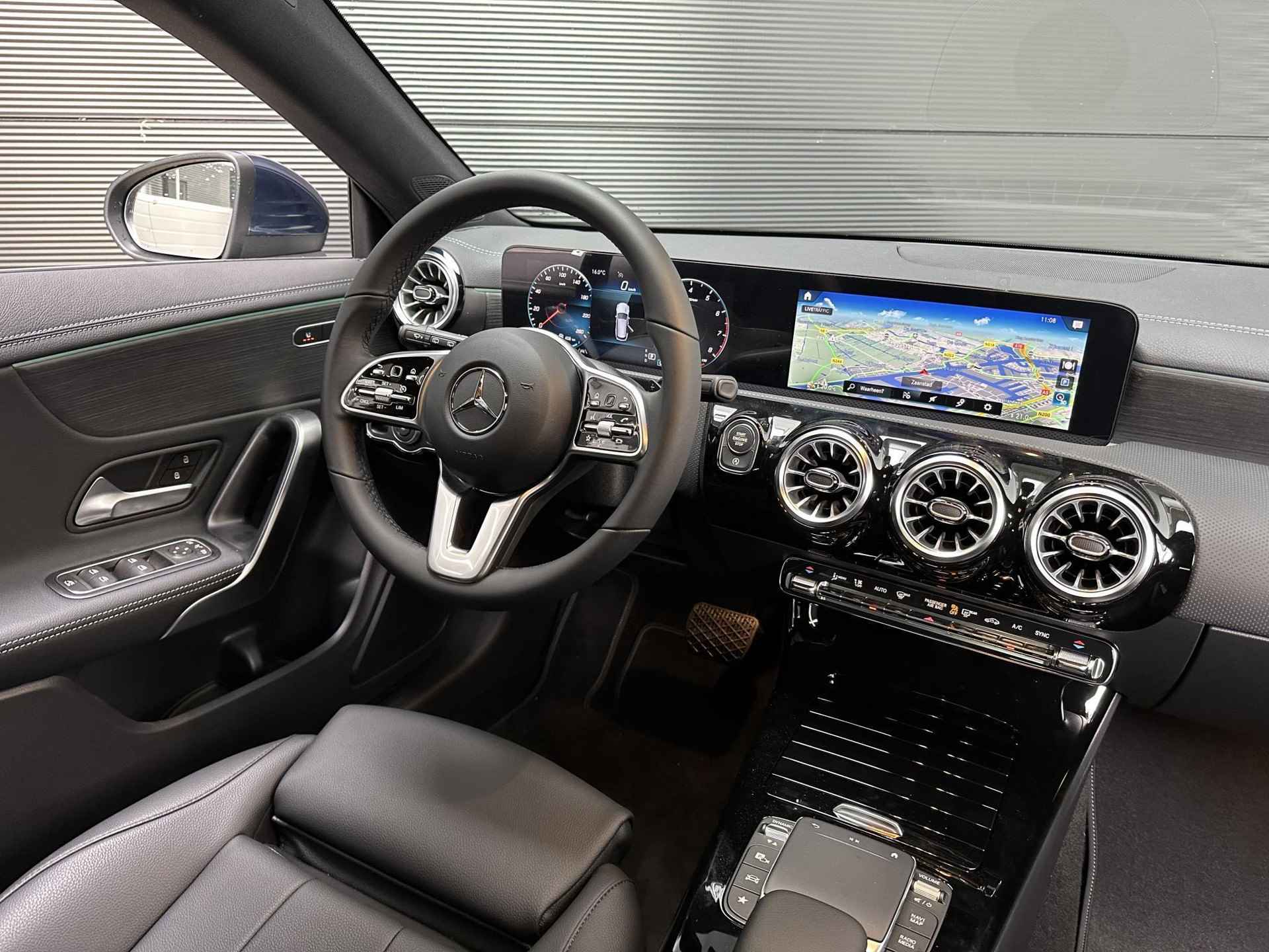 Mercedes-Benz CLA-klasse Shooting Brake 180 Luxury Line | Premium | Achteruitrijcamera | Stoelverwarming | Sfeerverlichting | Trekhaak | Apple & Android carplay - 3/10