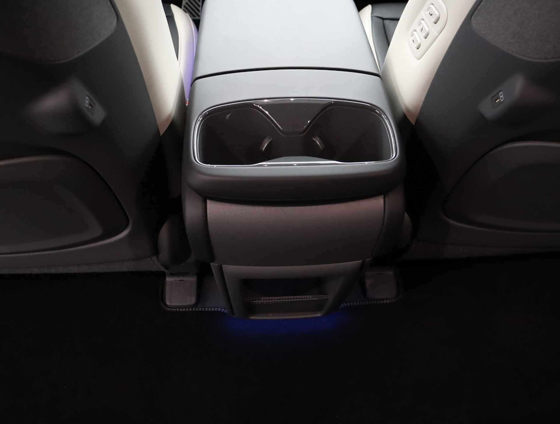 Kia EV9 Launch Edition GT-Line AWD 100 kWh - DIRECT LEVERBAAR! - 7 Persoons - 505KM Actieradius WLTP - Fabrieksgarantie tot 10-2030 - 76/89