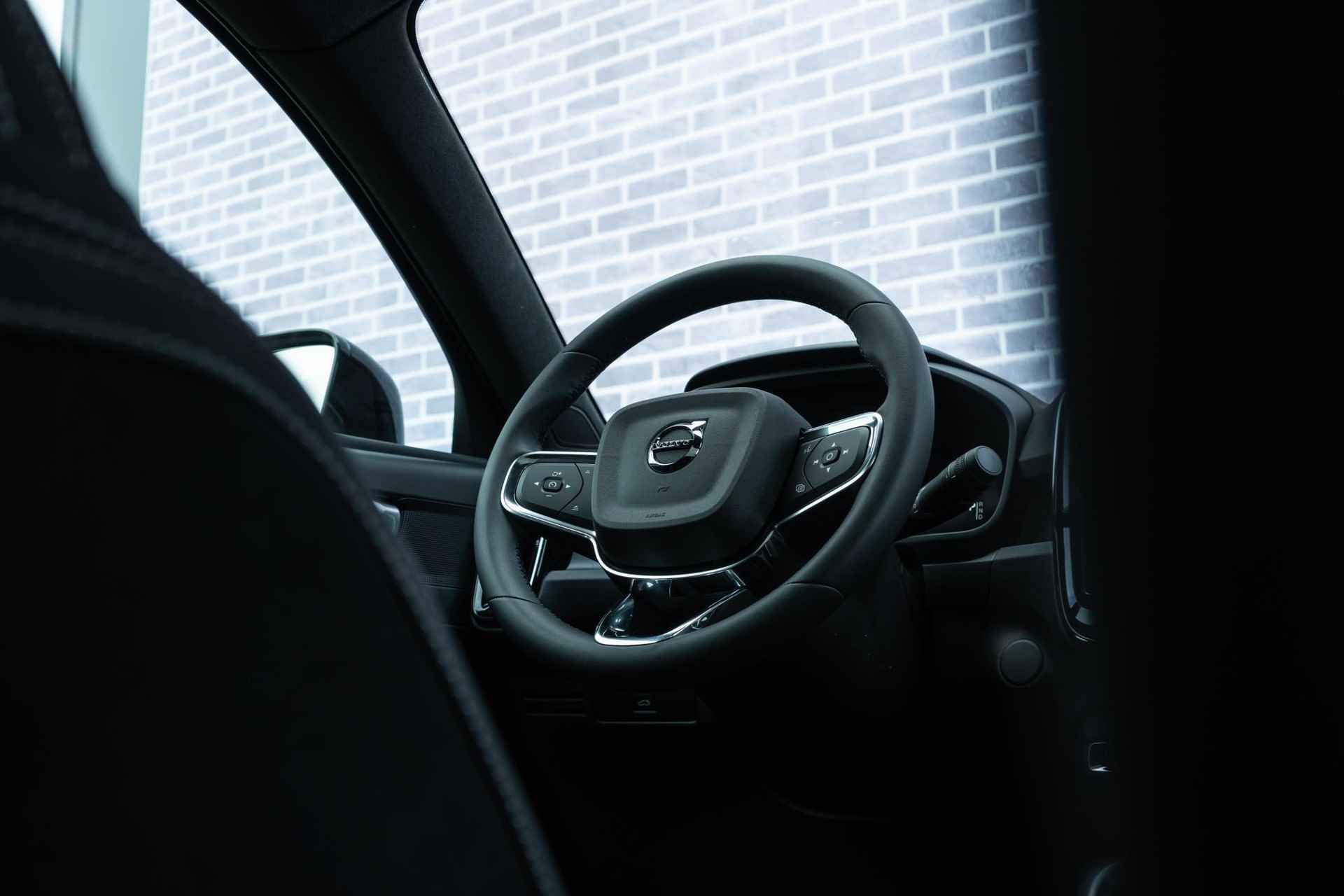 Volvo C40 Single Motor Extended Range Plus | Google | BLIS | Adaptieve Cruise | Warmtepomp | Keyless | Stoel-/Stuurverwarming | Park Assist + Camera | Getint Glas | DAB | Elek. Achterklep | 20" LM - 12/21