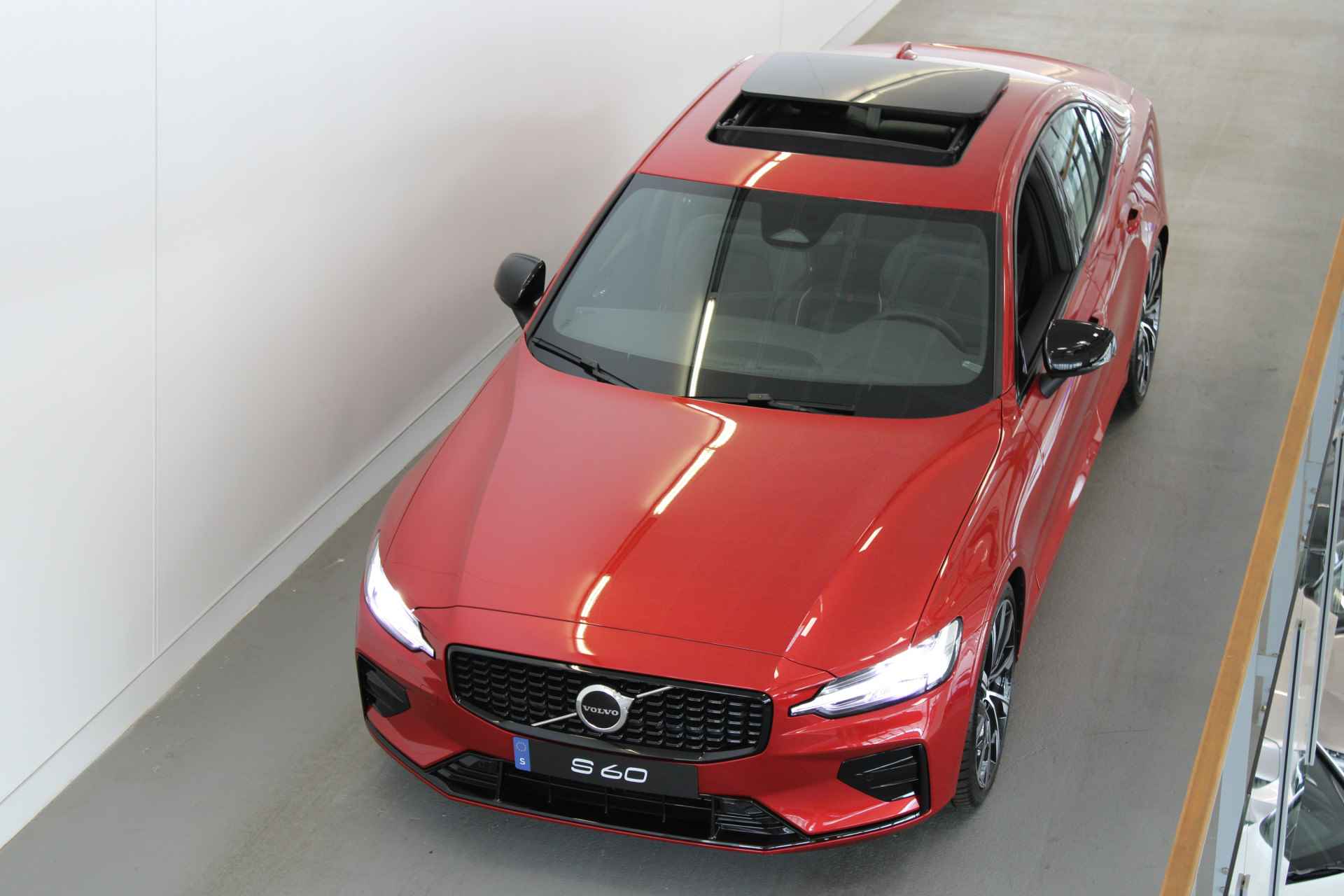 Volvo S60 B4 200PK Plus Dark | Panoramadak | HK Audio | 20'' | Sportchassis | Contourstoelen - 18/63