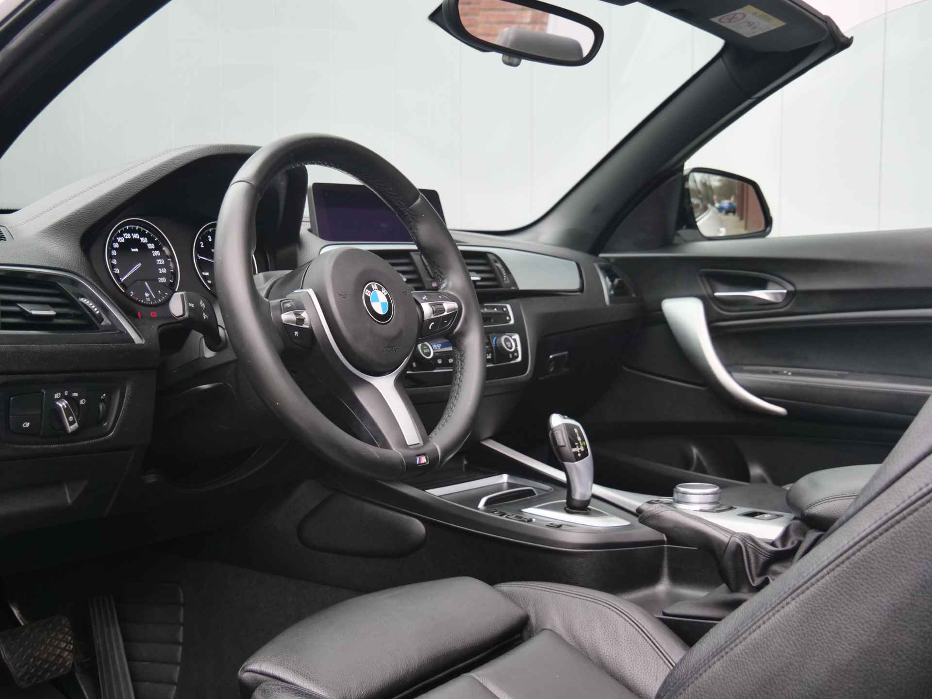 BMW 2 Serie Cabrio 218i 136pk High Executive Automaat M-pakket LED / Leder / 17 Inch / Navigatie - 36/38