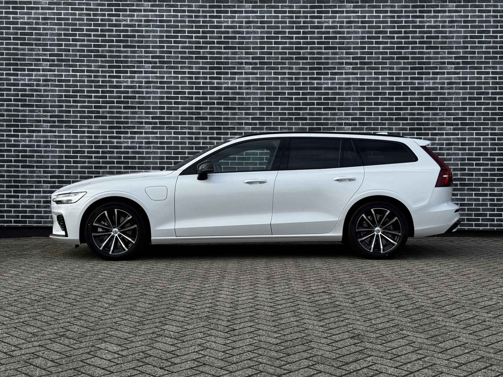 Volvo V60 2.0 T6 Recharge AWD Plus Dark | Adaptieve Cruise Control | Schuifdak | Getint glas | Harman Kardon Audio| Contourstoelen - 3/21