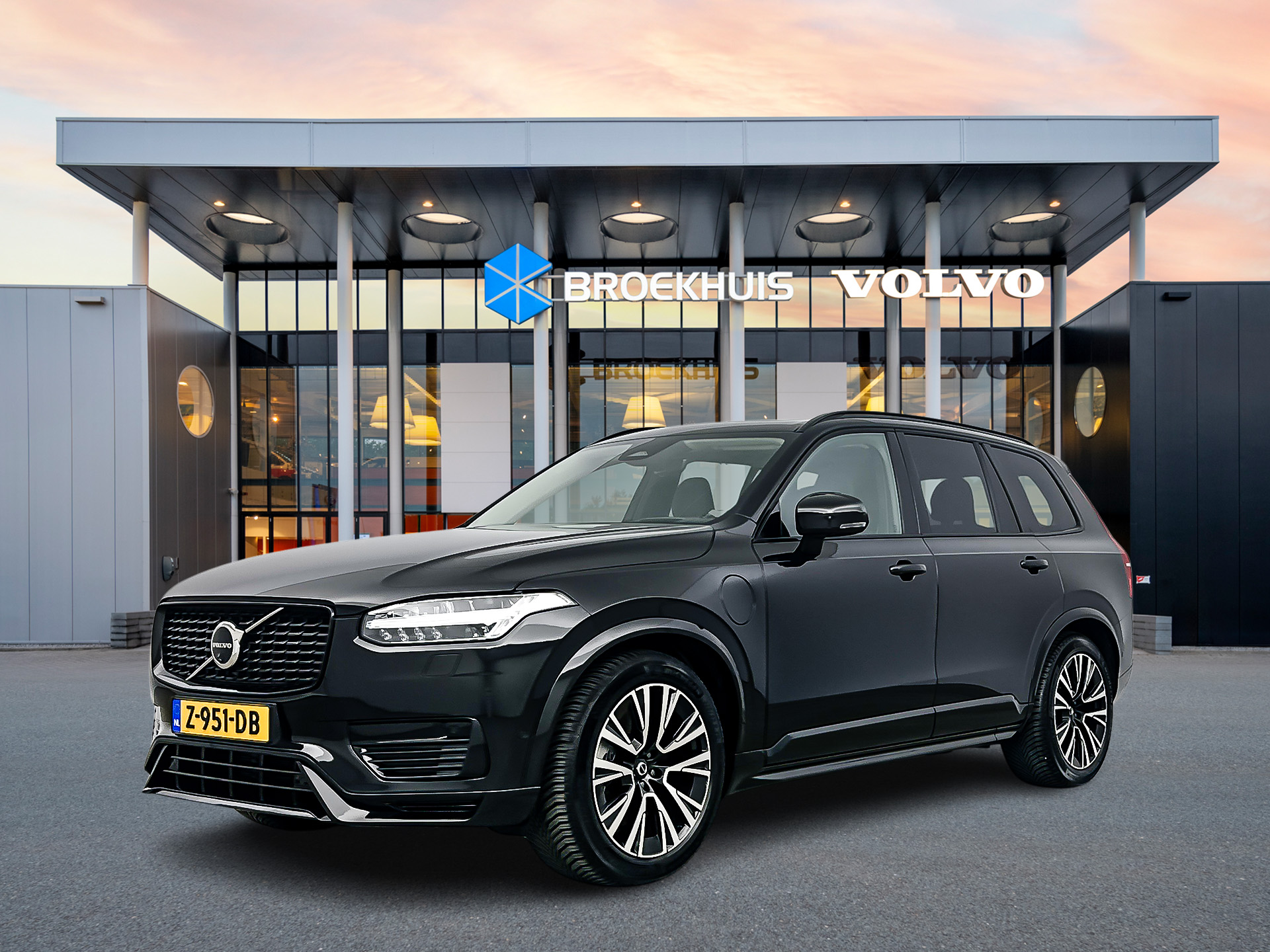 Volvo XC90 T8 Recharge AWD Ultimate Dark | Luchtvering | 360 Camera | Trekhaak | Getint glas | Head-up | Panoramadak | Nubuck dakhemel