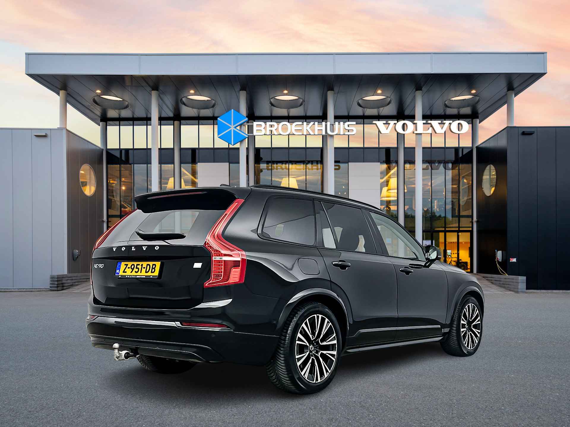 Volvo XC90 T8 Recharge AWD Ultimate Dark | Luchtvering | 360 Camera | Trekhaak | Getint glas | Head-up | Panoramadak | Nubuck dakhemel - 4/37