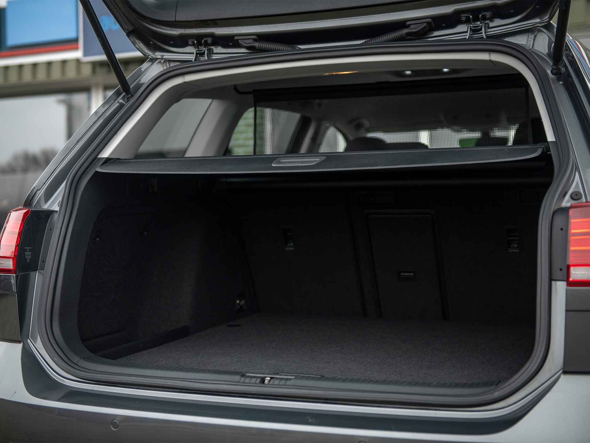 Volkswagen GOLF Variant 1.5TSi 150pk DSG Highline | LED Koplampen | Grootlichtass. | ErgoActive best.stoel | Adaptive Cruise Control | Spiegelpakket | Navigatie | Draadloos Smartphone opladen | Bagage scheidingsnet - 45/53