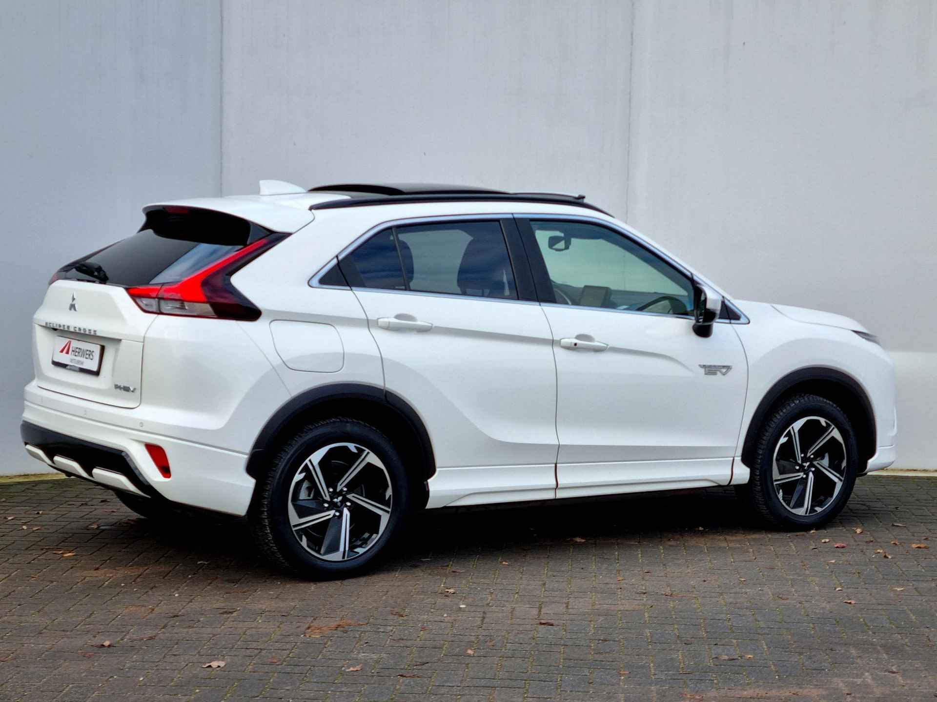 Mitsubishi Eclipse Cross 2.4 PHEV Prestige S-AWC 4WD Automaat / 1500KG Trekgewicht / Schuif-/Opendak / Cruise Control Adaptief / Camera / Lederen Bekleding - 3/44