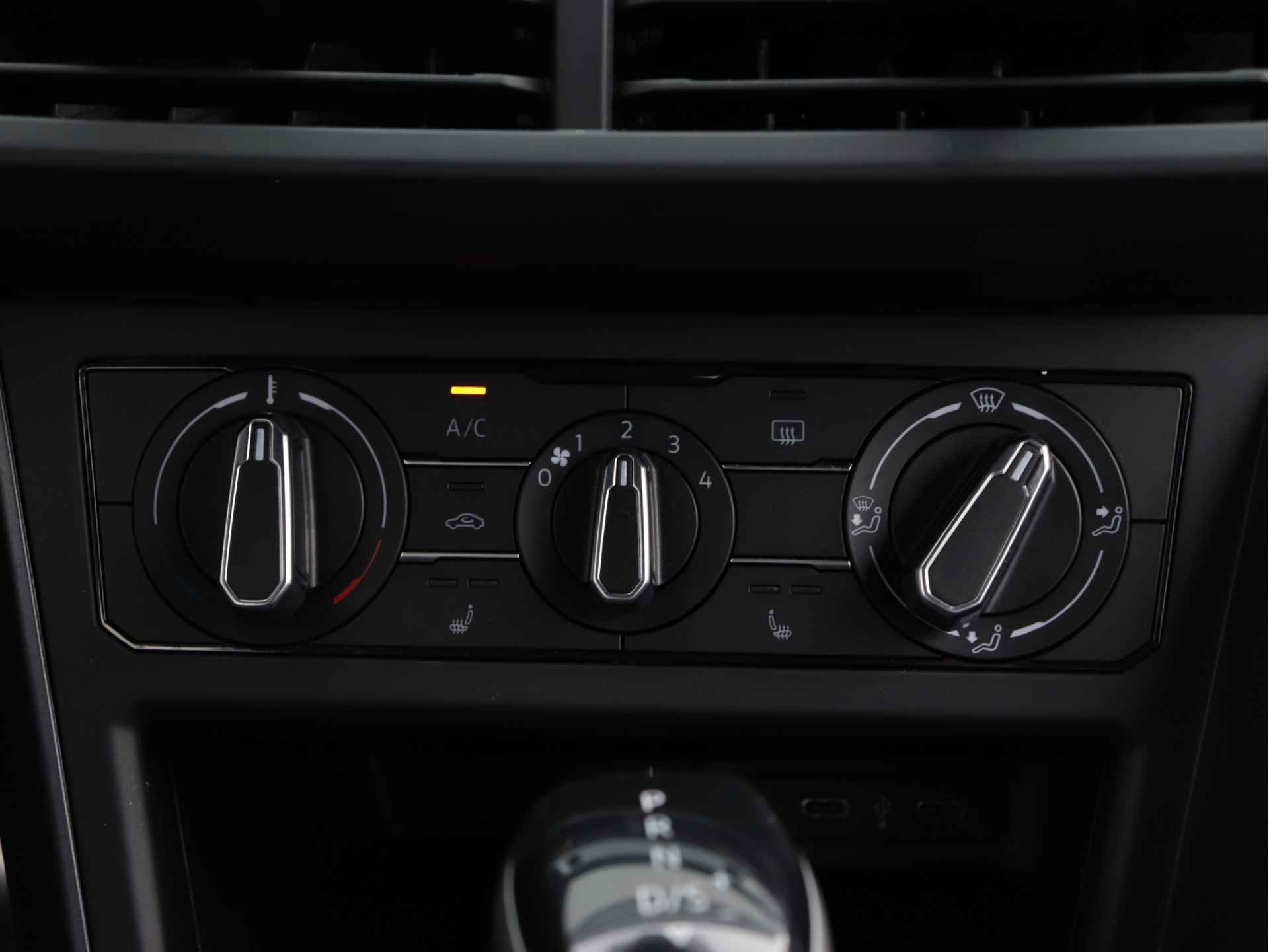 Volkswagen Taigo 1.0 TSI R-Line 110pk Automaat | Dodehoekdetectie | Afneembare trekhaak | Stoelverwarming | Camera | Adaptive Cruise - 26/46